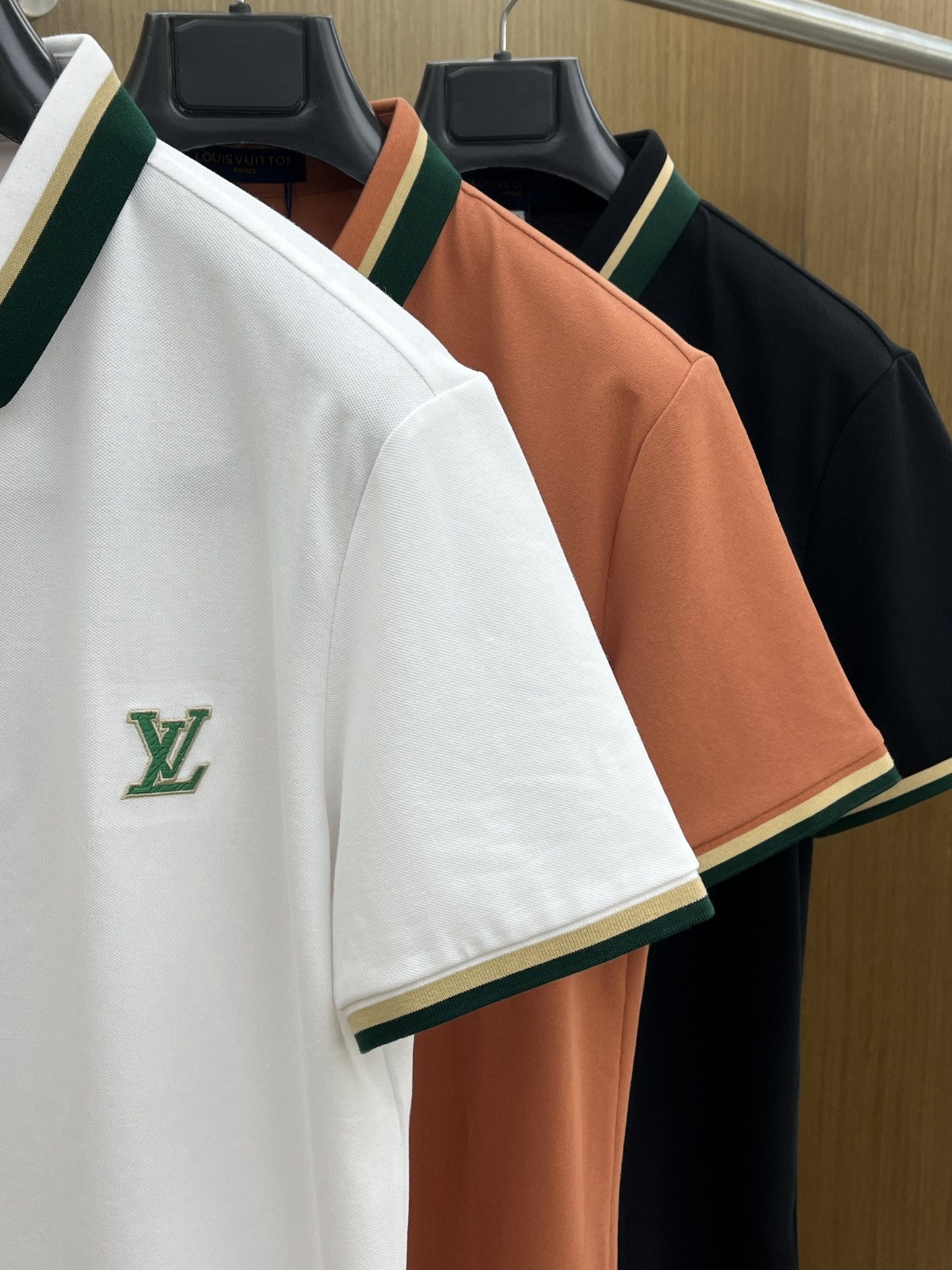 新款 LV 🔥🔥春夏新款男士短袖Polo衫，品牌最新设计元素！既不单调也不复杂,恰到好处的展现品味！客供