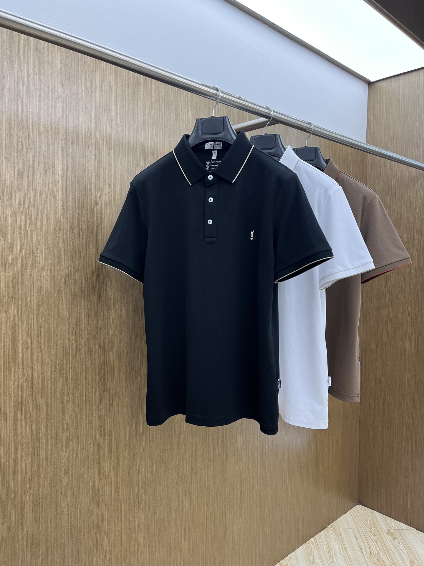 新款 YSL🔥🔥春夏新款男士短袖Polo衫，品牌最新设计元素！既不单调也不复杂,恰到好处的展现品味！客供