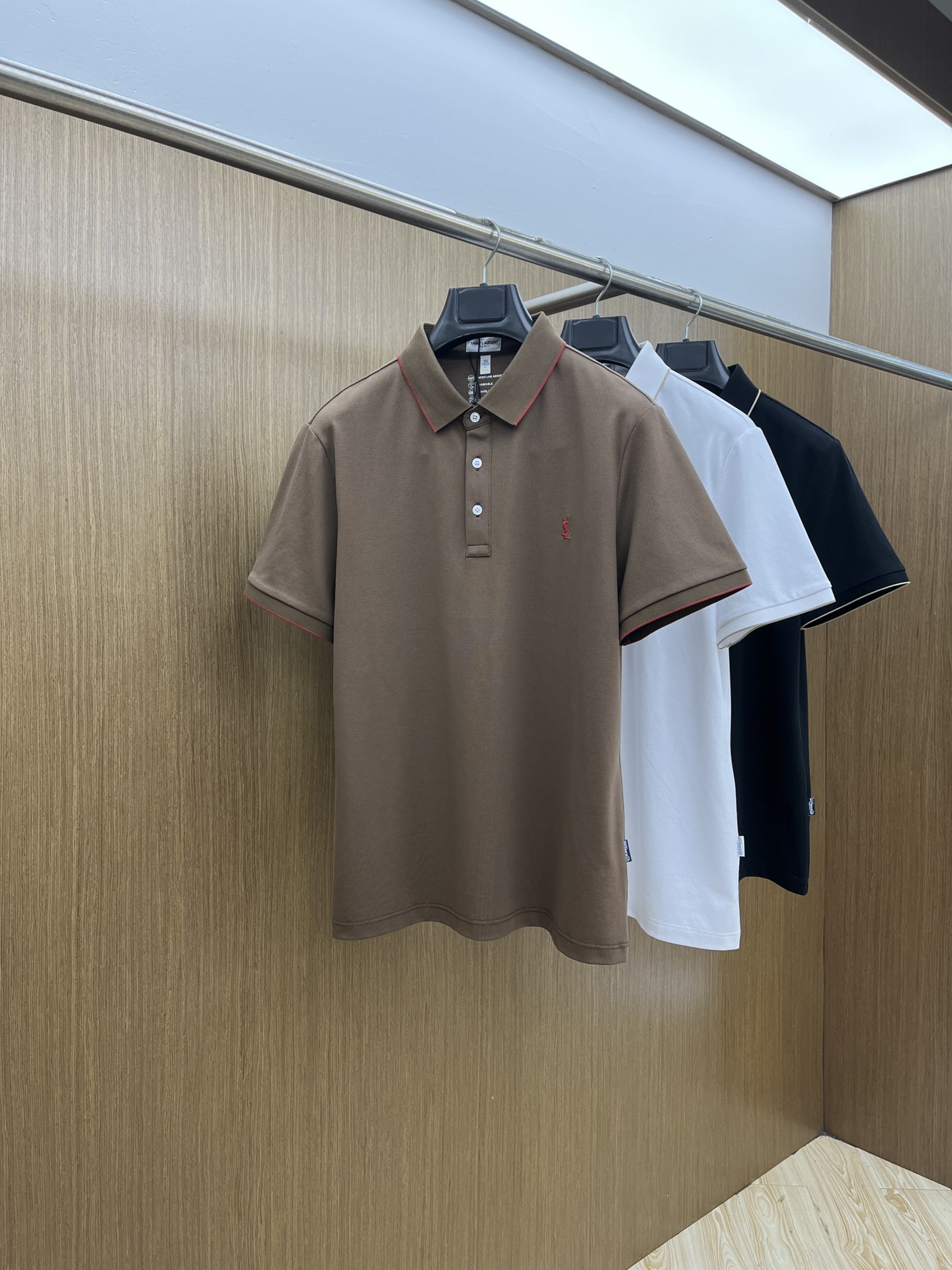 新款 YSL🔥🔥春夏新款男士短袖Polo衫，品牌最新设计元素！既不单调也不复杂,恰到好处的展现品味！客供