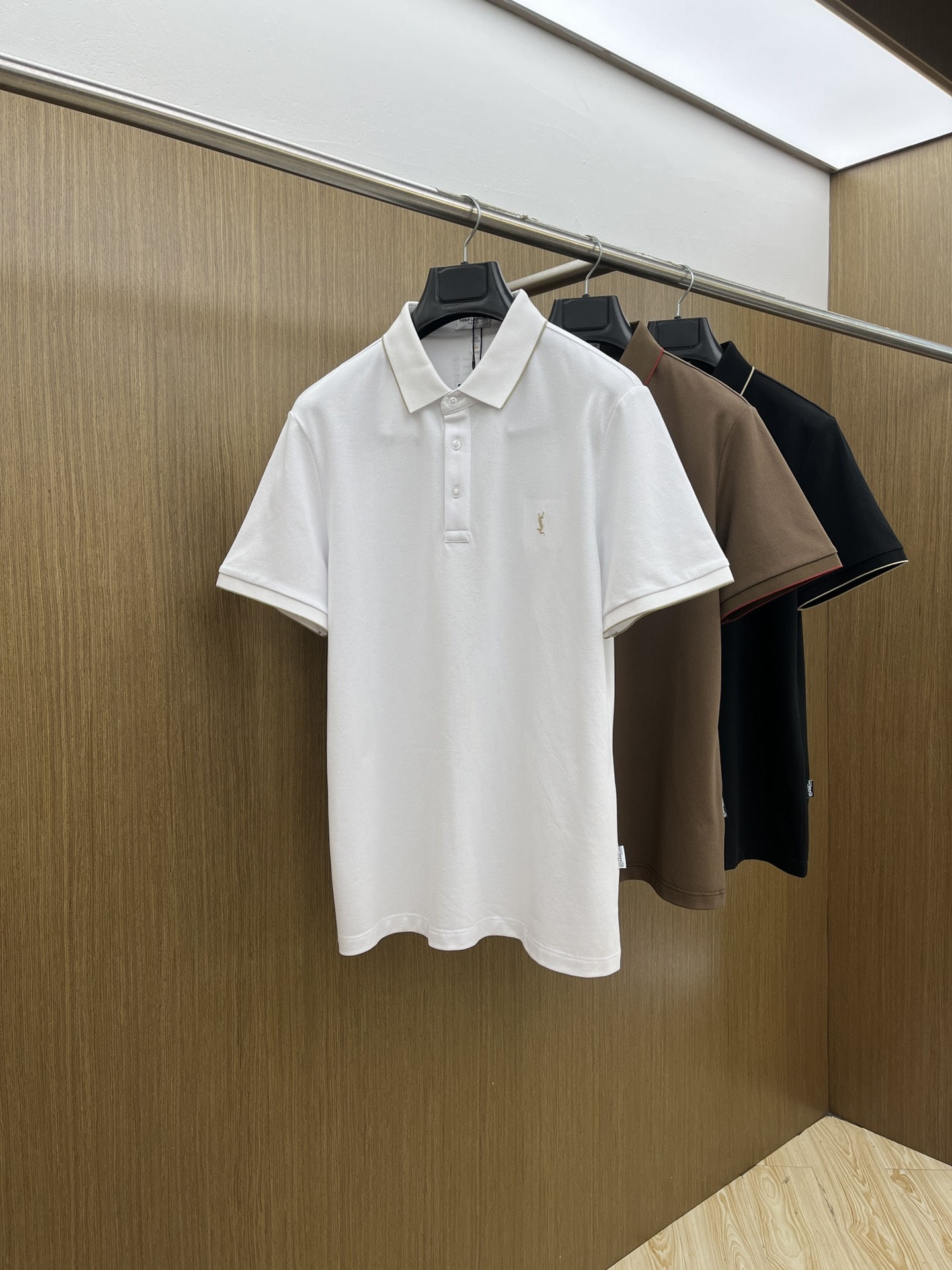 NO:475333,New YSL spring and summer new men's short-sleeved Polo shirt, the latest design elements of the brand!  Neither monotonous nor complicated, it shows taste just right!  Customer-supplied top-quality custom bead flooring fabrics!  Comfortable, sweat-absorbing and breathable, the unique high-end fabric presents a simple and elegant temperament!  Clarinet plaid pattern design!  Leather logo pattern design on chest!  Full three-dimensional! Standard cutting design!  Every detail is a reflection of high-end fashion. FDL size: M-4XL, saint laurent, T-shirt, alexander wang19860909新款 YSL春夏新款男士短袖Polo衫,品牌最新设计元素！既不单调也不复杂,恰到好处的展现品味！客供顶级定制珠地棉面料！舒适吸汗透气根本不在话下,面料独具的高奢感呈现简约优雅气质！领口格子图案设计！胸前皮革logo图案设计！饱满立体!标准裁剪设计！每一处细节都是与高端时尚同步的体现fdl 尺码:M-4XL,,saint laurent,T-shirt,alexander wang,Men's clothing