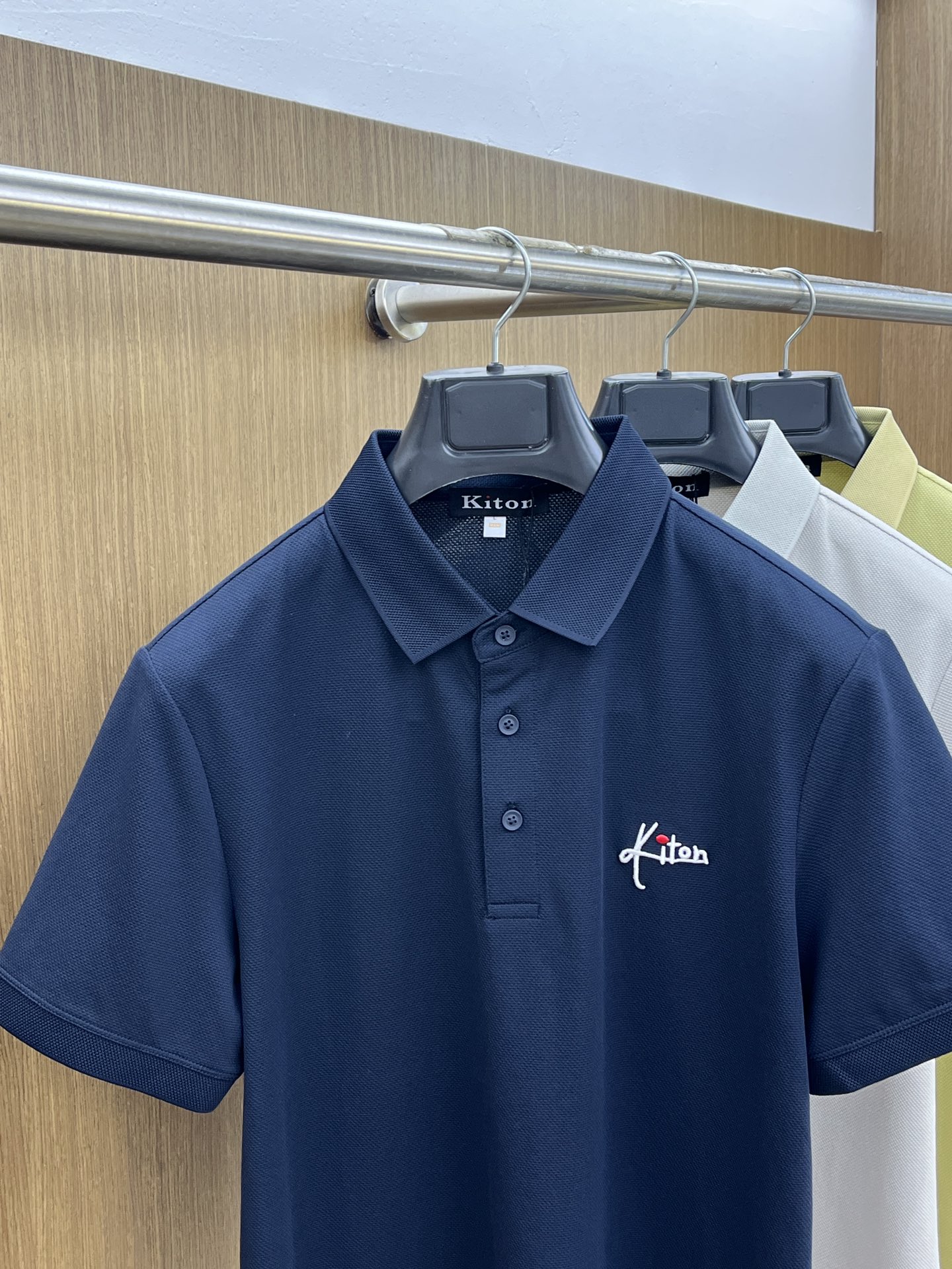 新款 Kiton 🔥🔥春夏新款男士短袖Polo衫，品牌最新设计元素！既不单调也不复杂,恰到好处的展现品味