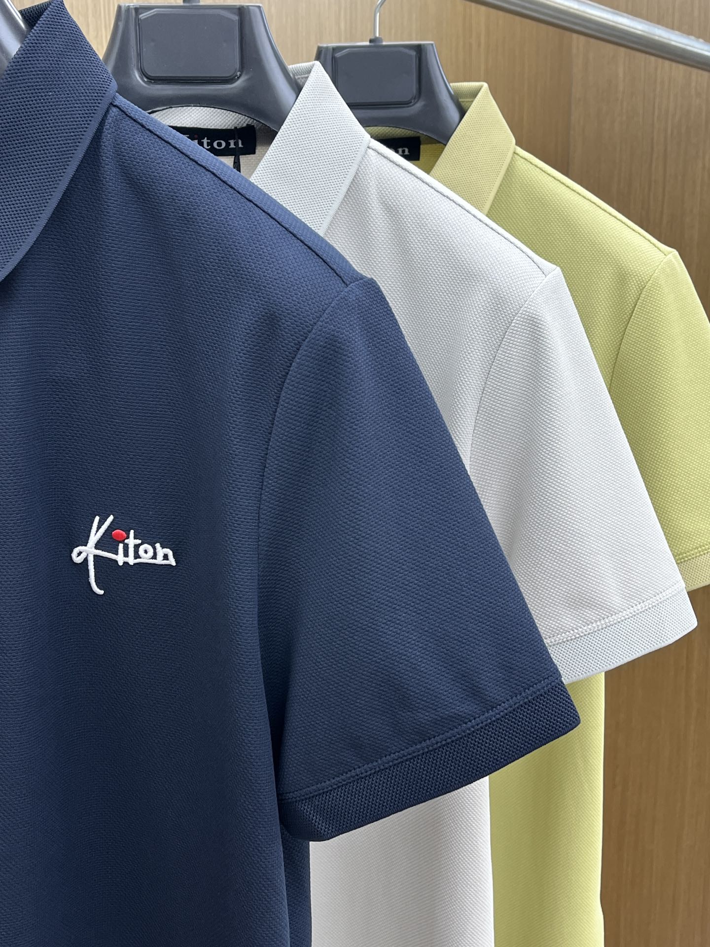 新款 Kiton 🔥🔥春夏新款男士短袖Polo衫，品牌最新设计元素！既不单调也不复杂,恰到好处的展现品味