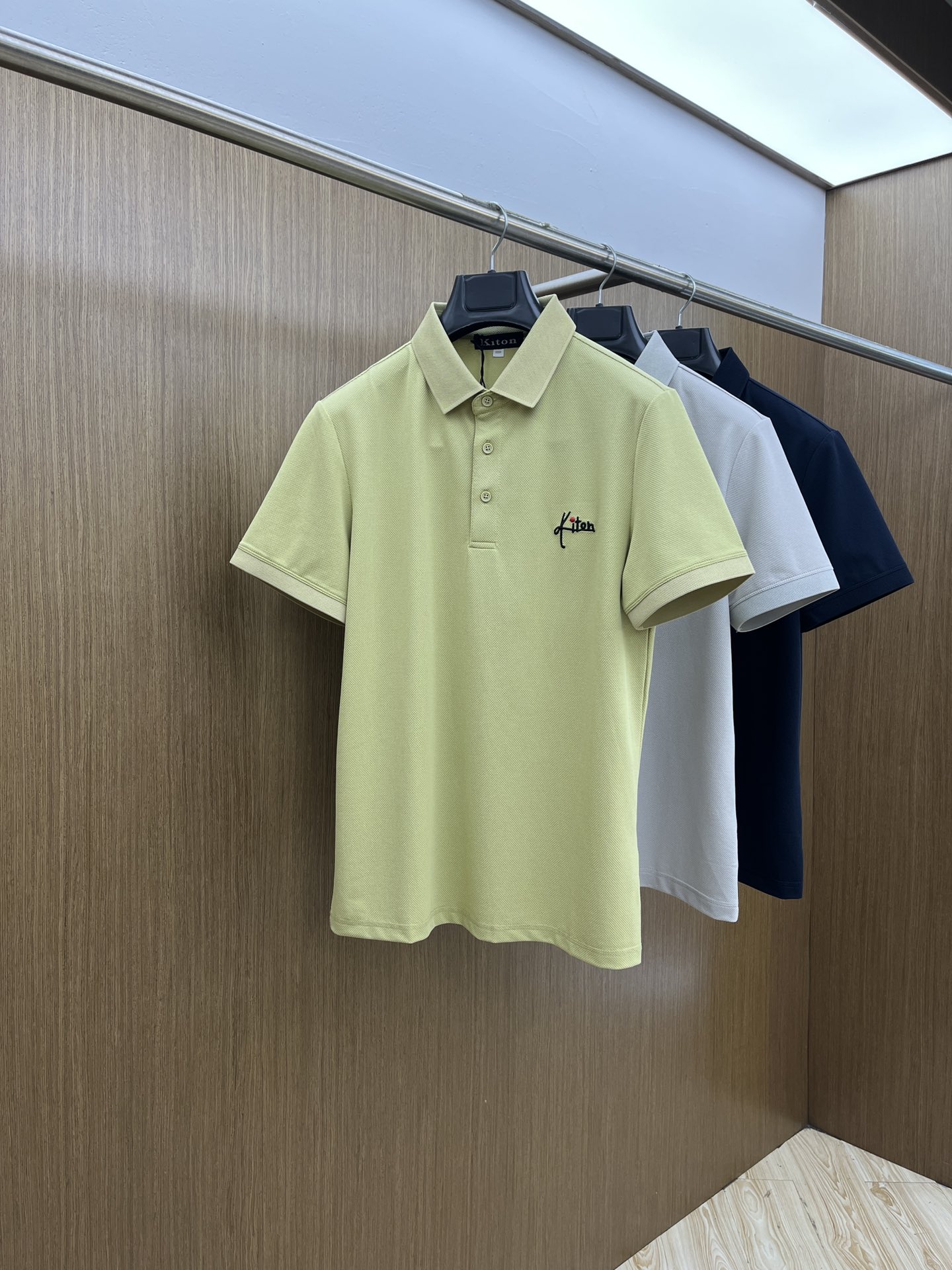 新款 Kiton 🔥🔥春夏新款男士短袖Polo衫，品牌最新设计元素！既不单调也不复杂,恰到好处的展现品味
