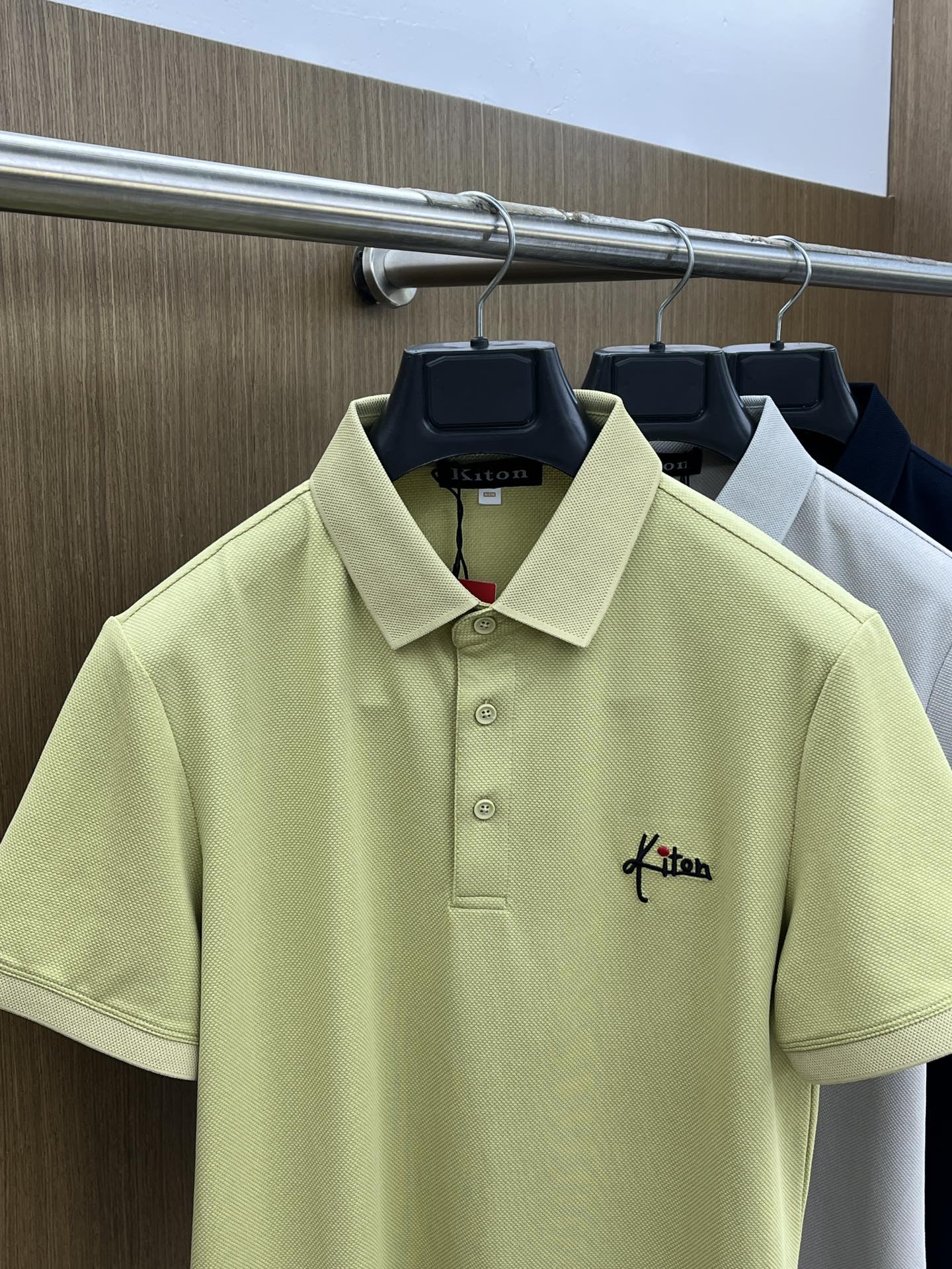 新款 Kiton 🔥🔥春夏新款男士短袖Polo衫，品牌最新设计元素！既不单调也不复杂,恰到好处的展现品味