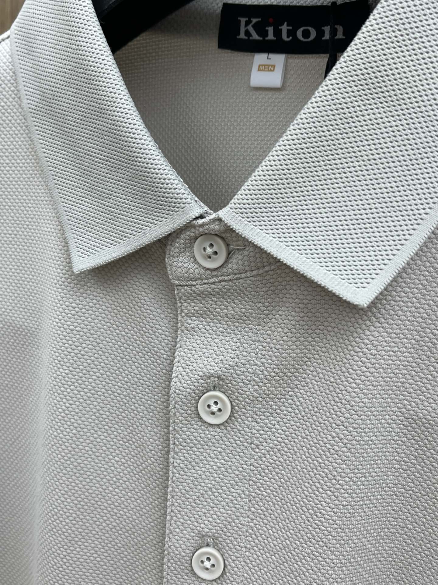 新款 Kiton 🔥🔥春夏新款男士短袖Polo衫，品牌最新设计元素！既不单调也不复杂,恰到好处的展现品味