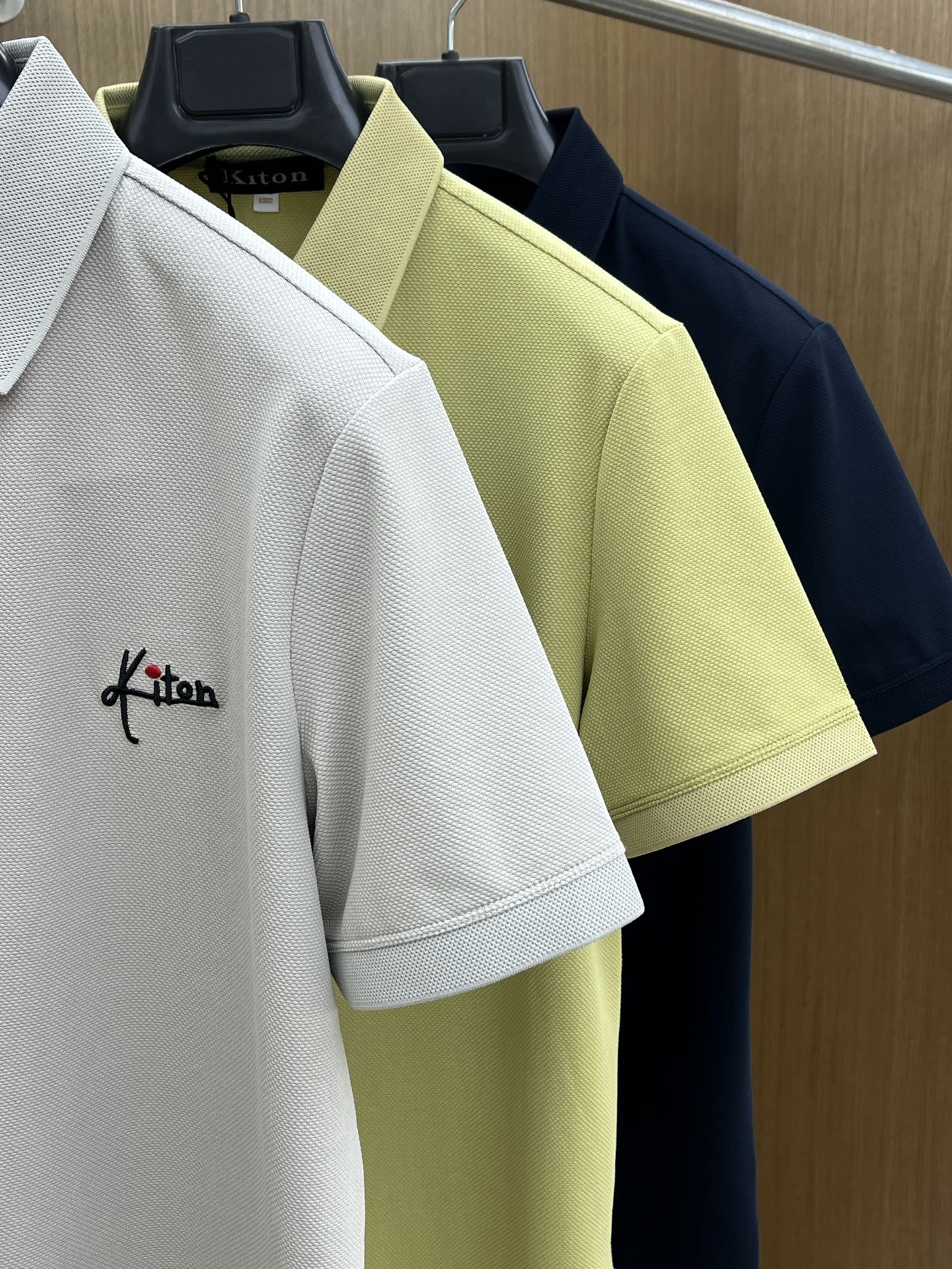 新款 Kiton 🔥🔥春夏新款男士短袖Polo衫，品牌最新设计元素！既不单调也不复杂,恰到好处的展现品味