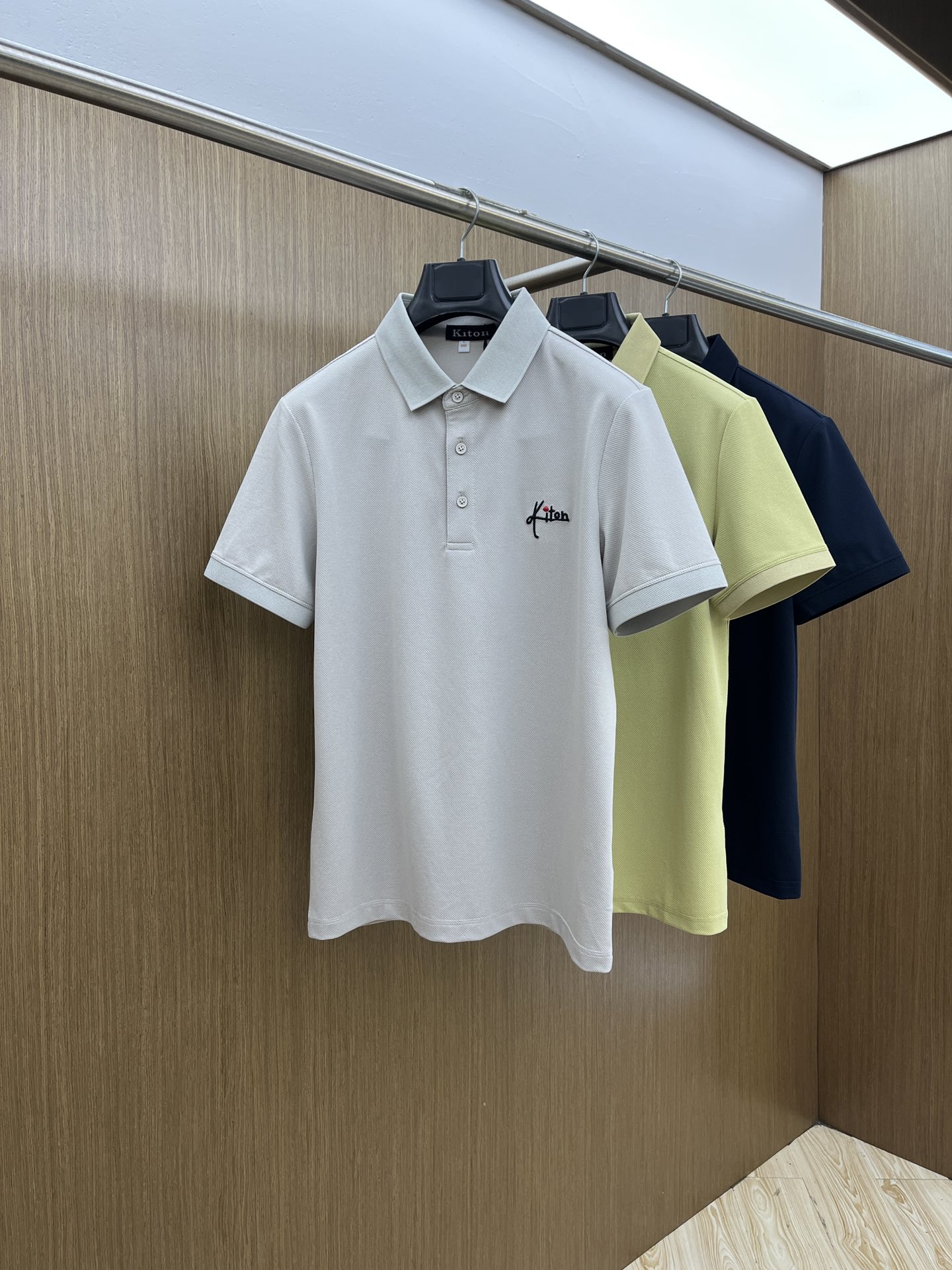 NO:475338,New Kiton Spring and Summer New Men's Short-Sleeve Polo Shirt, the latest brand design elements!  Neither monotonous nor complicated, it shows taste just right!  Customer-supplied top-quality custom bead flooring fabrics!  Comfortable, sweat-absorbing and breathable, the unique high-end fabric presents a simple and elegant temperament!  Clarinet plaid pattern design!  Leather logo pattern design on chest!  Full three-dimensional! Standard cutting design!  Every detail is a reflection of high-end fashion. FDL size: M-4XL, T-shirt, alexander wang19860909新款 Kiton 春夏新款男士短袖Polo衫,品牌最新设计元素！既不单调也不复杂,恰到好处的展现品味！客供顶级定制珠地棉面料！舒适吸汗透气根本不在话下,面料独具的高奢感呈现简约优雅气质！领口格子图案设计！胸前皮革logo图案设计！饱满立体!标准裁剪设计！每一处细节都是与高端时尚同步的体现fdl 尺码:M-4XL,,T-shirt,alexander wang,Men's clothing