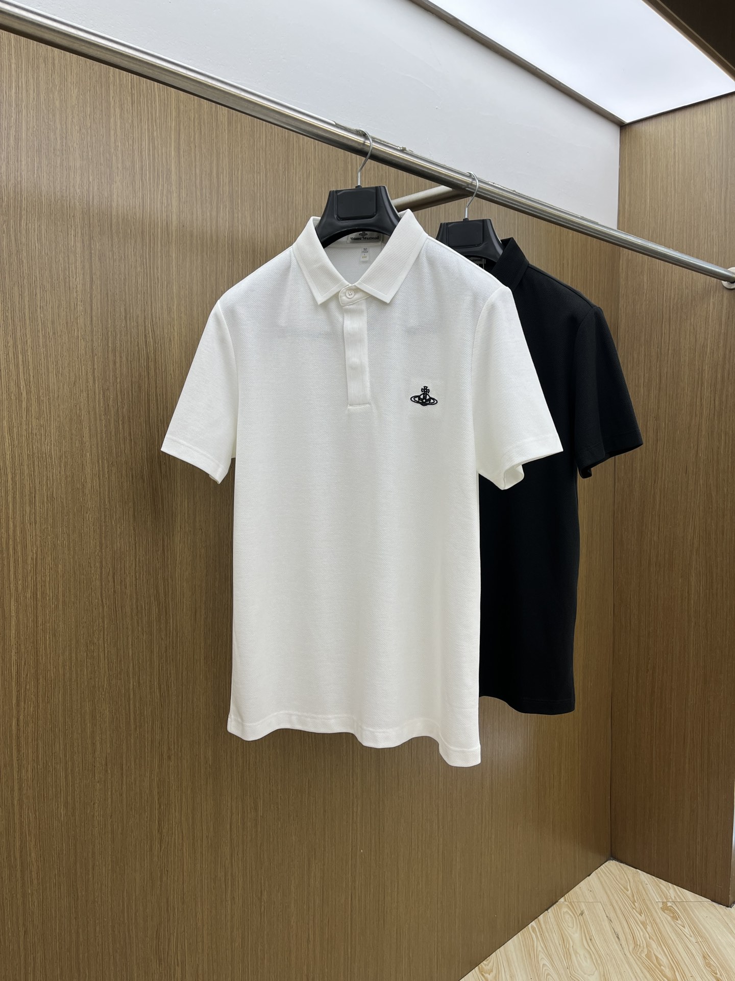 NO:475311,New VW Spring and Summer New Men's Short-sleeved Polo Shirt, the latest brand design elements!  Neither monotonous nor complicated, it shows taste just right!  Customer-supplied top-quality custom bead flooring fabrics!  Comfortable, sweat-absorbing and breathable, the unique high-end fabric presents a simple and elegant temperament!  Clarinet plaid pattern design!  Leather logo pattern design on chest!  Full three-dimensional! Standard cutting design!  Every detail is a reflection of high-end fashion. FDL size: M-4XL, T-shirt, alexander wang19860909新款 VW 春夏新款男士短袖Polo衫,品牌最新设计元素！既不单调也不复杂,恰到好处的展现品味！客供顶级定制珠地棉面料！舒适吸汗透气根本不在话下,面料独具的高奢感呈现简约优雅气质！领口格子图案设计！胸前皮革logo图案设计！饱满立体!标准裁剪设计！每一处细节都是与高端时尚同步的体现fdl 尺码:M-4XL,,T-shirt,alexander wang,Men's clothing