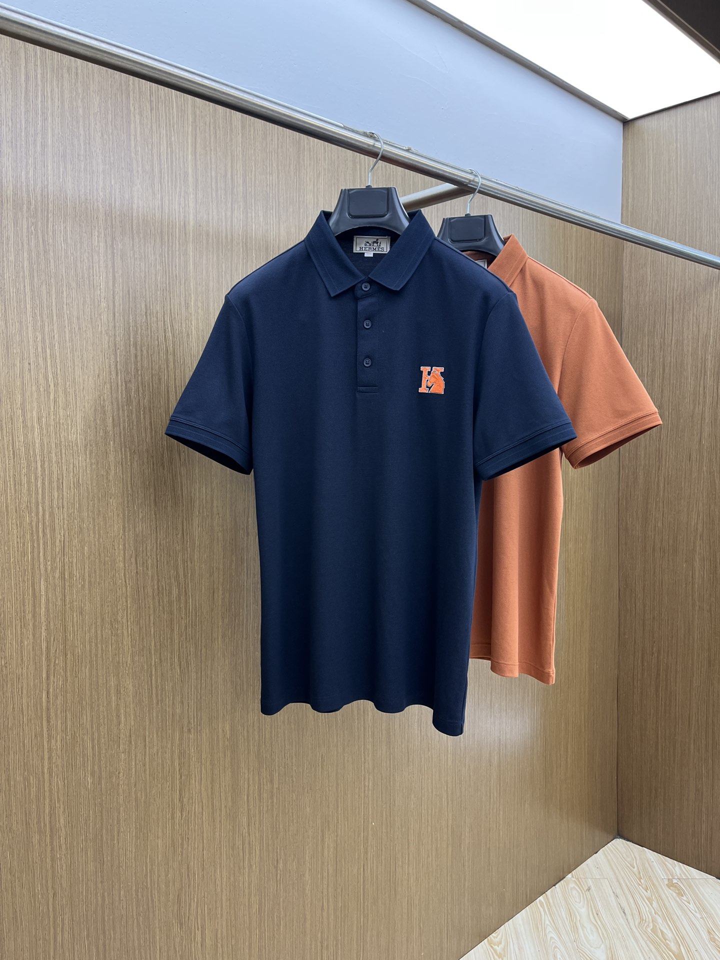 NO:475319,New Her Spring and Summer New Men's Short-Sleeve Polo Shirt, the latest brand design elements!  Neither monotonous nor complicated, it shows taste just right!  Customer-supplied top-quality custom bead flooring fabrics!  Comfortable, sweat-absorbing and breathable, the unique high-end fabric presents a simple and elegant temperament!  Clarinet plaid pattern design!  Leather logo pattern design on chest!  Full three-dimensional! Standard cutting design!  Every detail is a reflection of high-end fashion. FDL size: M-4XL, T-shirt, alexander wang19860909新款 Her 春夏新款男士短袖Polo衫,品牌最新设计元素！既不单调也不复杂,恰到好处的展现品味！客供顶级定制珠地棉面料！舒适吸汗透气根本不在话下,面料独具的高奢感呈现简约优雅气质！领口格子图案设计！胸前皮革logo图案设计！饱满立体!标准裁剪设计！每一处细节都是与高端时尚同步的体现fdl 尺码:M-4XL,,T-shirt,alexander wang,Men's clothing