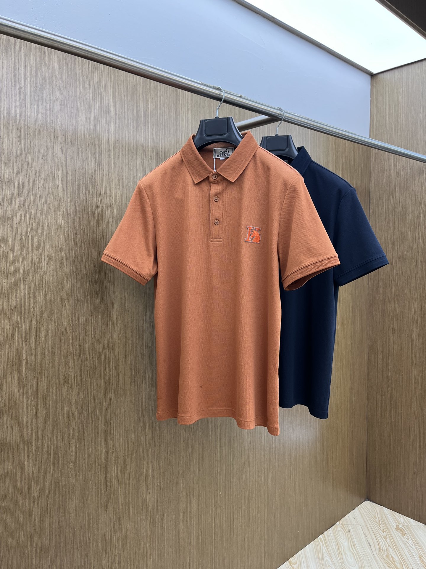 NO:475325,New HER Spring and Summer New Men's Short-Sleeve Polo Shirt, the latest brand design elements!  Neither monotonous nor complicated, it shows taste just right!  Customer-supplied top-quality custom bead flooring fabrics!  Comfortable, sweat-absorbing and breathable, the unique high-end fabric presents a simple and elegant temperament!  Clarinet plaid pattern design!  Leather logo pattern design on chest!  Full three-dimensional! Standard cutting design!  Every detail is a reflection of high-end fashion. FDL size: M-4XL, T-shirt, alexander wang19860909新款 HER 春夏新款男士短袖Polo衫,品牌最新设计元素！既不单调也不复杂,恰到好处的展现品味！客供顶级定制珠地棉面料！舒适吸汗透气根本不在话下,面料独具的高奢感呈现简约优雅气质！领口格子图案设计！胸前皮革logo图案设计！饱满立体!标准裁剪设计！每一处细节都是与高端时尚同步的体现fdl 尺码:M-4XL,,T-shirt,alexander wang,Men's clothing