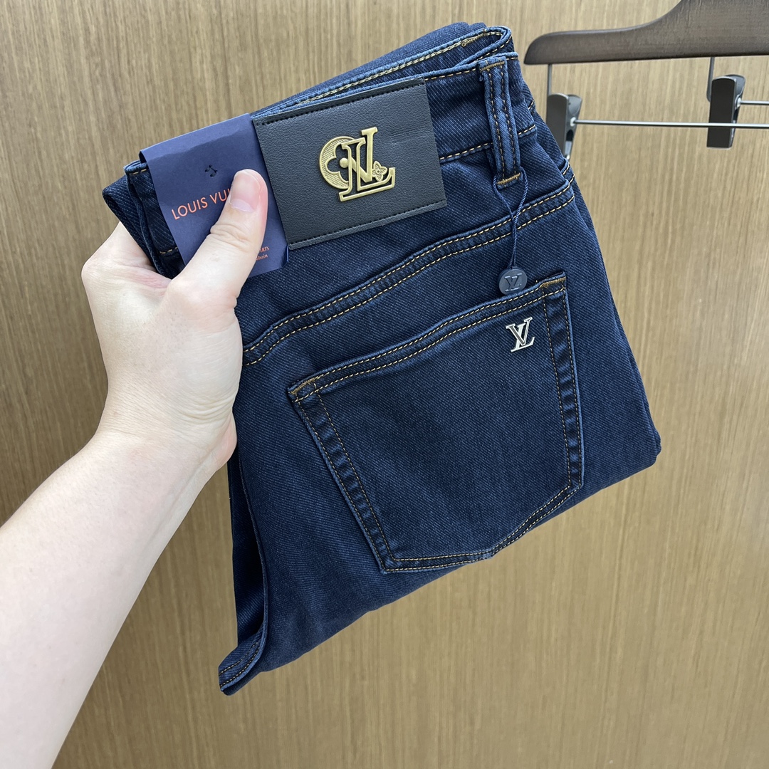 NO:540593,Autumn and winter LV high-end customization, 25SS autumn and winter latest jeans are available at the counter simultaneously, imported color fixing fabrics, original custom reproduction, customer-supplied hardware and auxiliary materials, original quality, heavy industry washing, fine workmanship and excellent upper body!  Preferred single product produced by fax, number 29-38 without 35.37, louis vuitton, jeans, alexander wang19860909秋冬 LV 高端定制、25SS秋冬最新款牛仔裤 柜台同步发售 进口固色面料 原版定制复刻 客供五金辅料 原单品质 重工洗水 做工走线精细 上身绝佳！优选单品 fax出品 码数29-38无35.37,,louis vuitton,jeans,alexander wang,Men's clothing