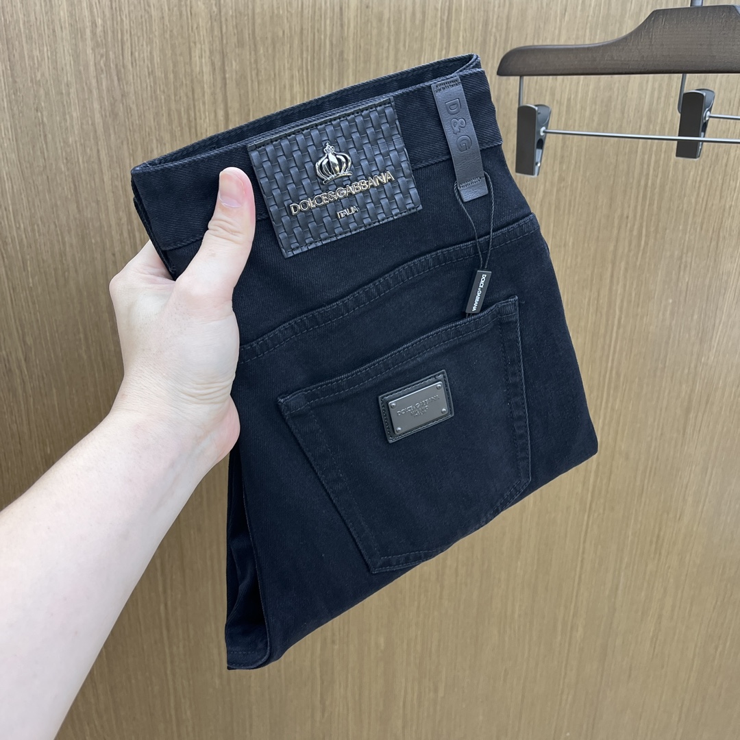 NO:540596,Autumn and Winter DG high-end customization, 25SS autumn and winter latest jeans are available at the counter simultaneously, imported color fixing fabrics, original custom reproduction, customer-supplied hardware and auxiliary materials, original quality, heavy industry washing, fine workmanship and excellent upper body!  Preferred single product produced by fax, number 29-38 without 35.37, jeans, alexander wang19860909秋冬 DG 高端定制、25SS秋冬最新款牛仔裤 柜台同步发售 进口固色面料 原版定制复刻 客供五金辅料 原单品质 重工洗水 做工走线精细 上身绝佳！优选单品 fax出品 码数29-38无35.37,,jeans,alexander wang,Men's clothing