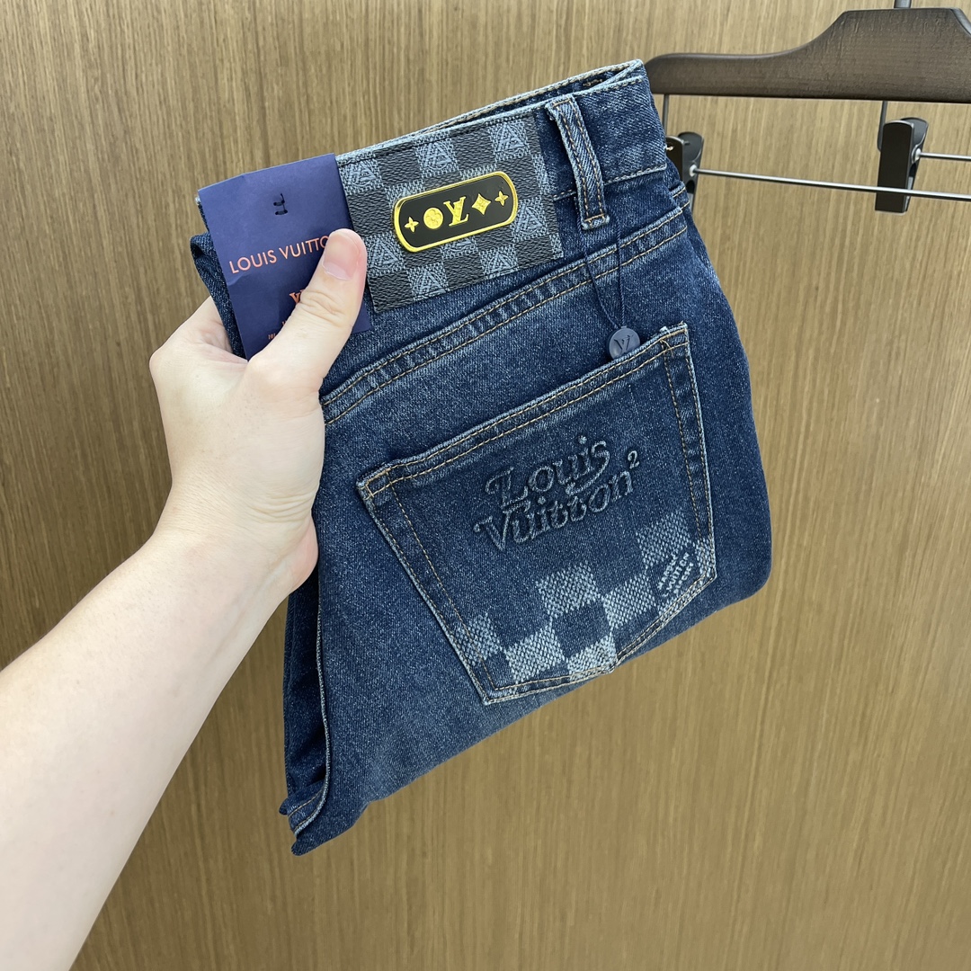 NO:540581,Autumn and winter LV high-end customization, 25SS autumn and winter latest jeans are available at the counter simultaneously, imported color fixing fabrics, original custom reproduction, customer-supplied hardware and auxiliary materials, original quality, heavy industry washing, fine workmanship and excellent upper body!  Preferred single product produced by fax, number 29-38 without 35.37, louis vuitton, jeans, alexander wang19860909秋冬 LV 高端定制、25SS秋冬最新款牛仔裤 柜台同步发售 进口固色面料 原版定制复刻 客供五金辅料 原单品质 重工洗水 做工走线精细 上身绝佳！优选单品 fax出品 码数29-38无35.37,,louis vuitton,jeans,alexander wang,Men's clothing