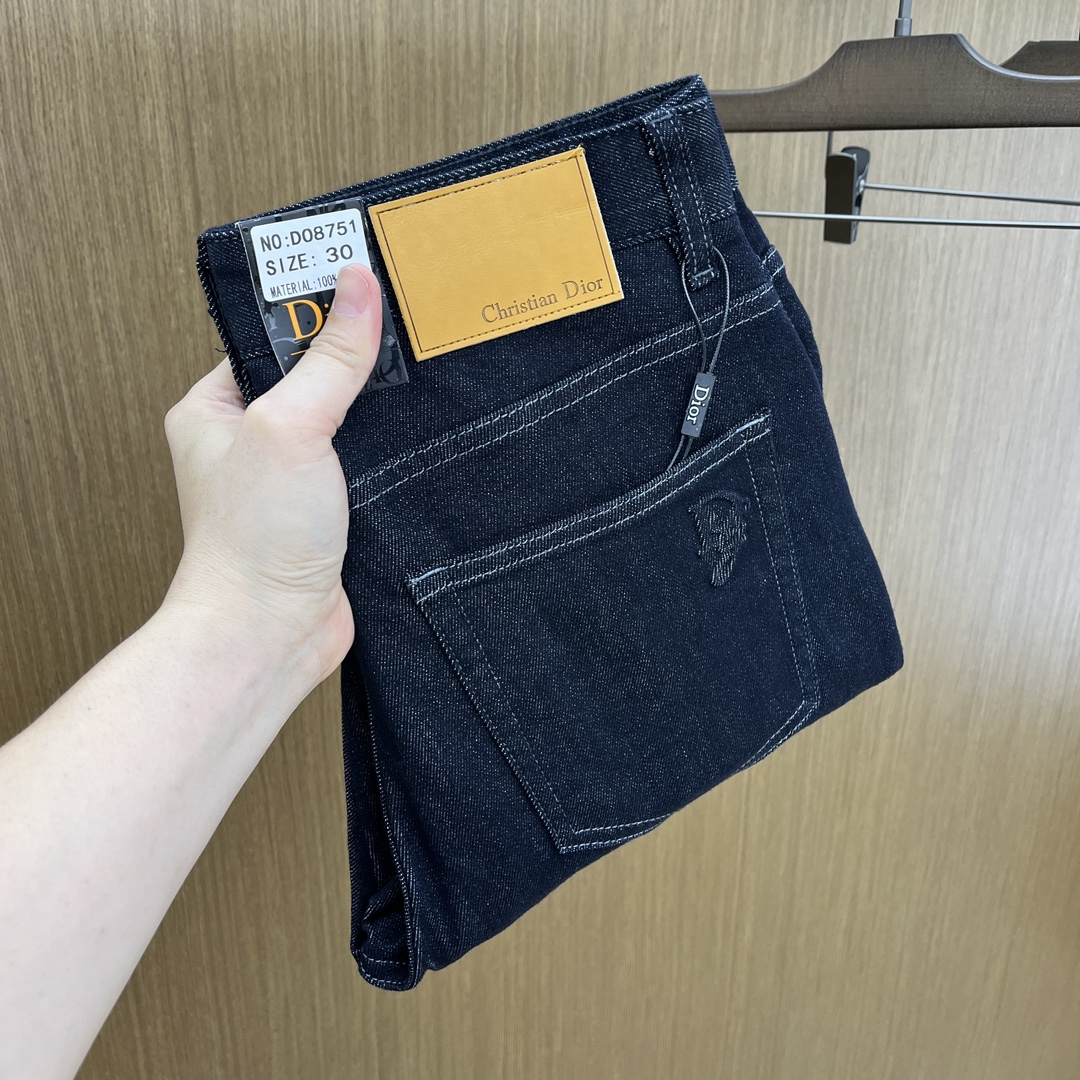 NO:505552,Autumn and Winter CD high-end customization, 25SS autumn and winter latest jeans are available at the counter simultaneously, imported color fixing fabrics, original custom reproduction, customer-supplied hardware and auxiliary materials, original quality, heavy industry washing, fine workmanship and excellent upper body!  Preferred single product produced by fax, number 29-38 without 35.37, jeans, alexander wang19860909秋冬 CD 高端定制、25SS秋冬最新款牛仔裤 柜台同步发售 进口固色面料 原版定制复刻 客供五金辅料 原单品质 重工洗水 做工走线精细 上身绝佳！优选单品 fax出品 码数29-38无35.37,,jeans,alexander wang,Men's clothing