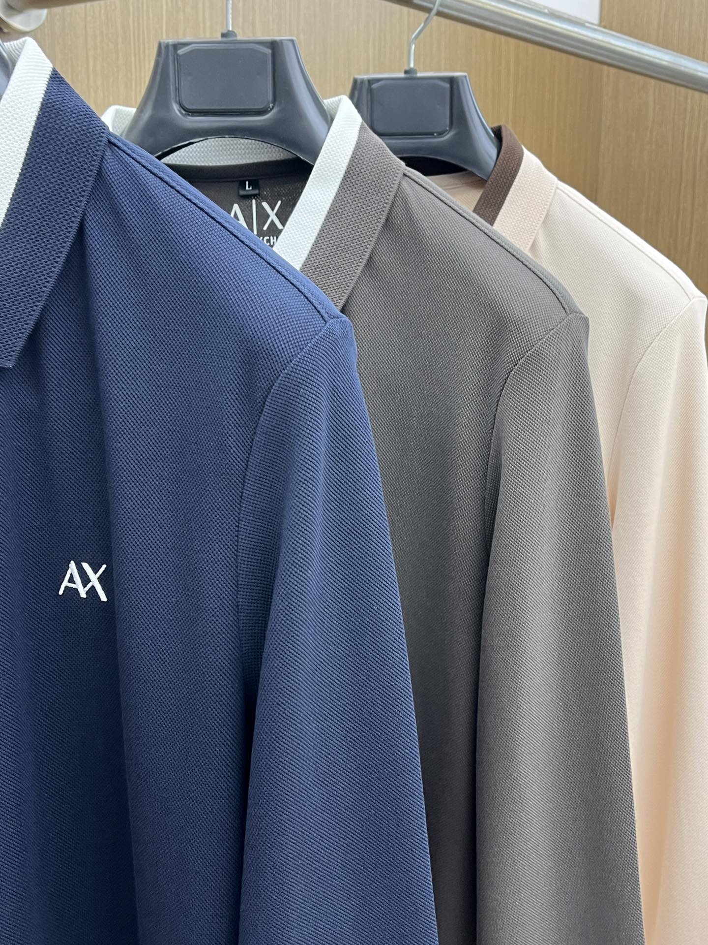 秋冬 AJ 🔥🔥秋冬新款男士标识短袖Polo衫，延续经典商务休闲翻领POLO恤.该款Polo衫采用丝光双