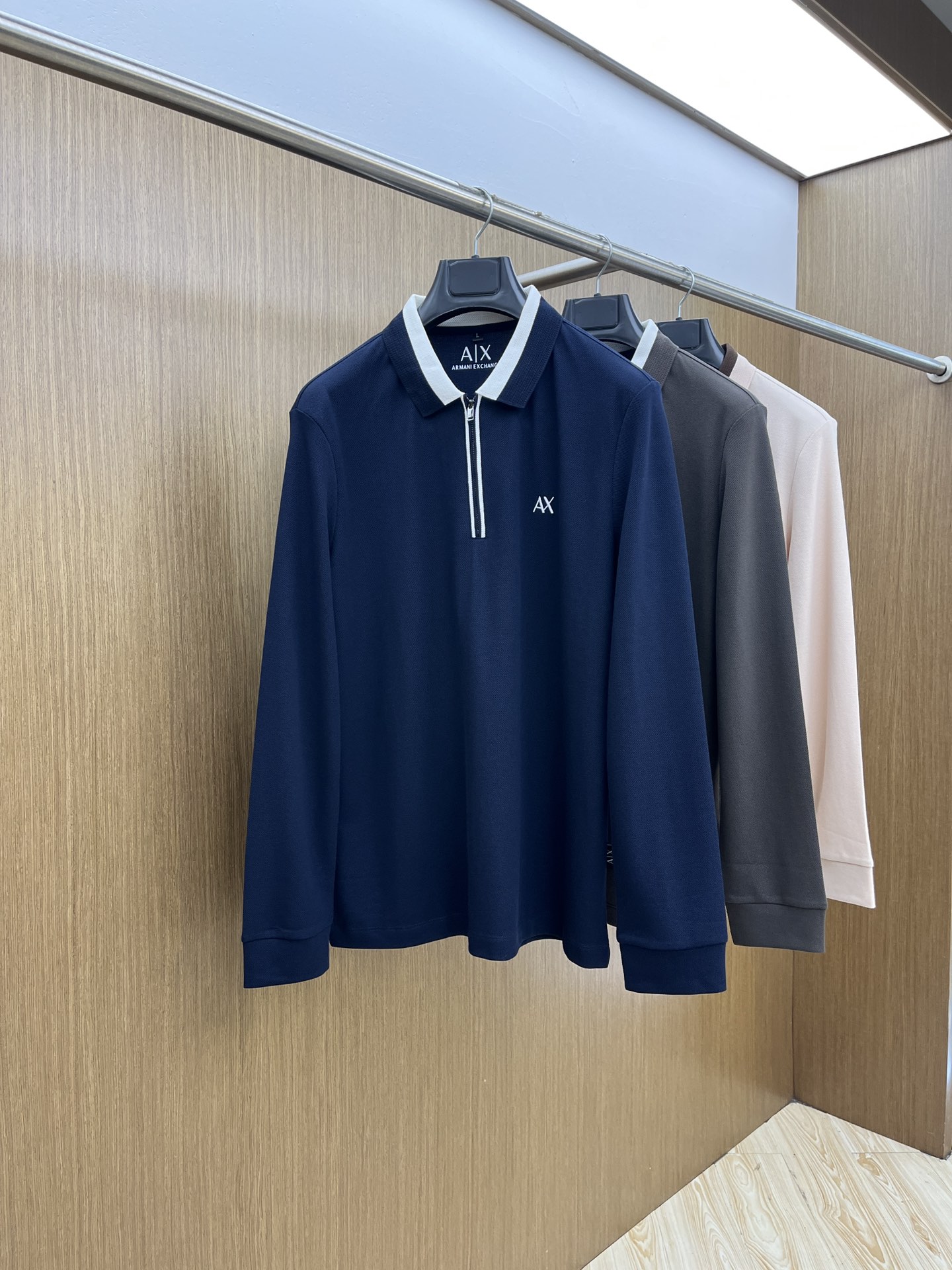 秋冬 AJ 🔥🔥秋冬新款男士标识短袖Polo衫，延续经典商务休闲翻领POLO恤.该款Polo衫采用丝光双