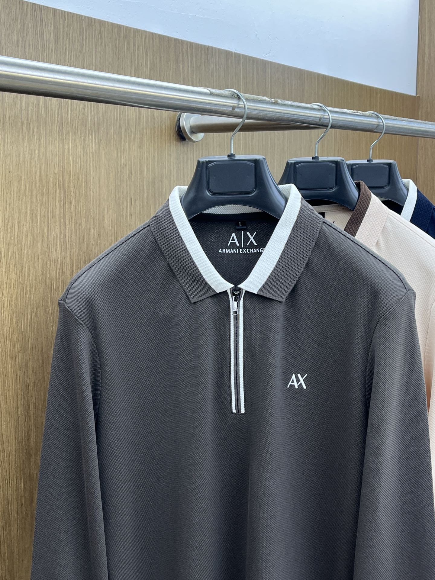 秋冬 AJ 🔥🔥秋冬新款男士标识短袖Polo衫，延续经典商务休闲翻领POLO恤.该款Polo衫采用丝光双