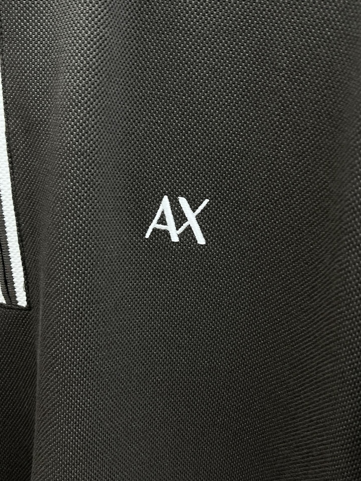 秋冬 AJ 🔥🔥秋冬新款男士标识短袖Polo衫，延续经典商务休闲翻领POLO恤.该款Polo衫采用丝光双