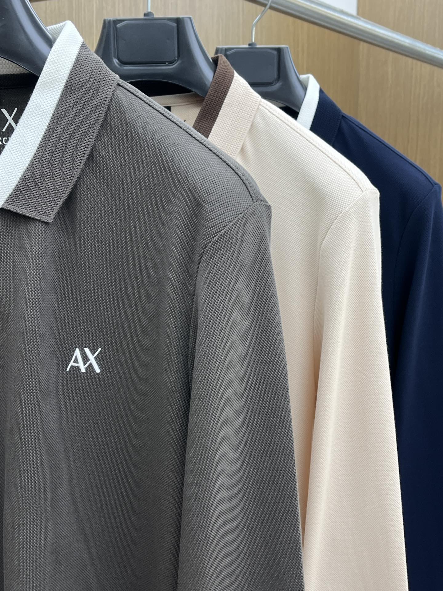 秋冬 AJ 🔥🔥秋冬新款男士标识短袖Polo衫，延续经典商务休闲翻领POLO恤.该款Polo衫采用丝光双