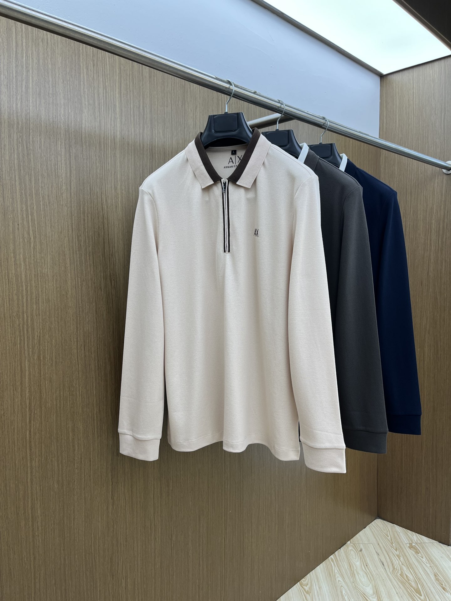 NO:478133,Autumn and Winter AJ Autumn and Winter New Men's Logo Short-sleeved Polo Shirt Continues Classic Business and Casual Lapels Polo Shirt. This Polo Shirt is made of mercerated double-sided cotton bead floor fabric, and the timeless design can transcend fashion trends. Classic style, brand LOGO three-dimensional and unique, making the overall more detailed. The combination style, the fabric is made of all-cotton beaded material, jnb is comfortable, skin-friendly, breathable, and is very practical for commuting and leisure. Highly recommended. Size M-3XL, T-shirt, alexander wang19860909秋冬 AJ 秋冬新款男士标识短袖polo衫,延续经典商务休闲翻领POLO恤.该款Polo衫采用丝光双面棉质珠地面料制成,隽永设计可跨越时尚潮流.经典款型,品牌LOGO立体别致,让整体更具细节感 合体的版型,面料采用全棉珠地料,jnb舒适,亲肤,透气好,平时通勤休闲都很实穿的一款 强烈推荐. 尺码M-3XL,,T-shirt,alexander wang,Men's clothing