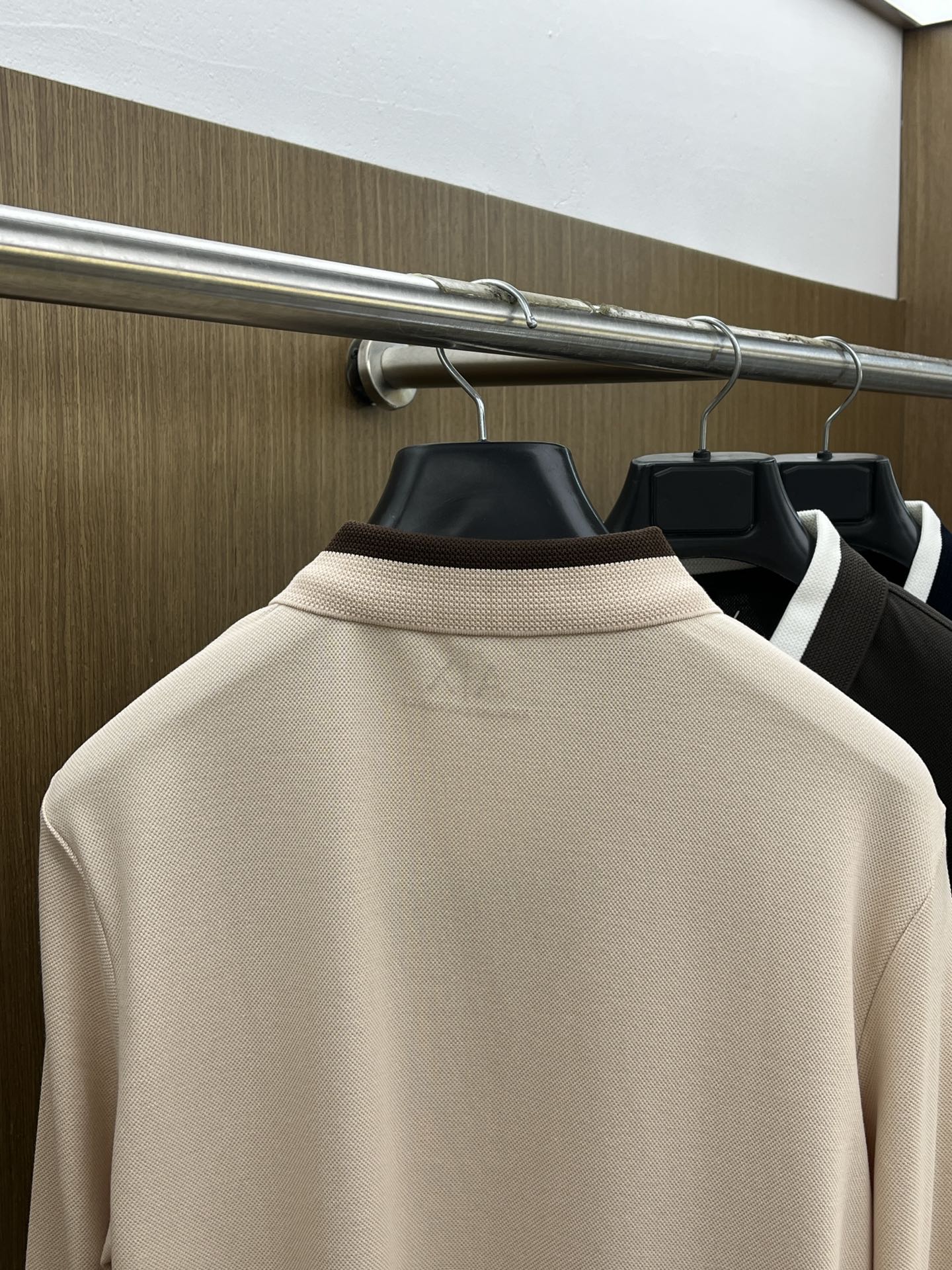 秋冬 AJ 🔥🔥秋冬新款男士标识短袖Polo衫，延续经典商务休闲翻领POLO恤.该款Polo衫采用丝光双