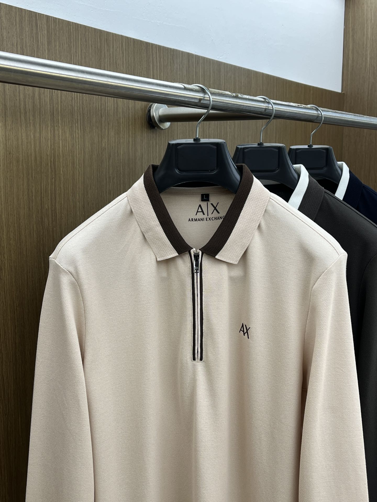 秋冬 AJ 🔥🔥秋冬新款男士标识短袖Polo衫，延续经典商务休闲翻领POLO恤.该款Polo衫采用丝光双