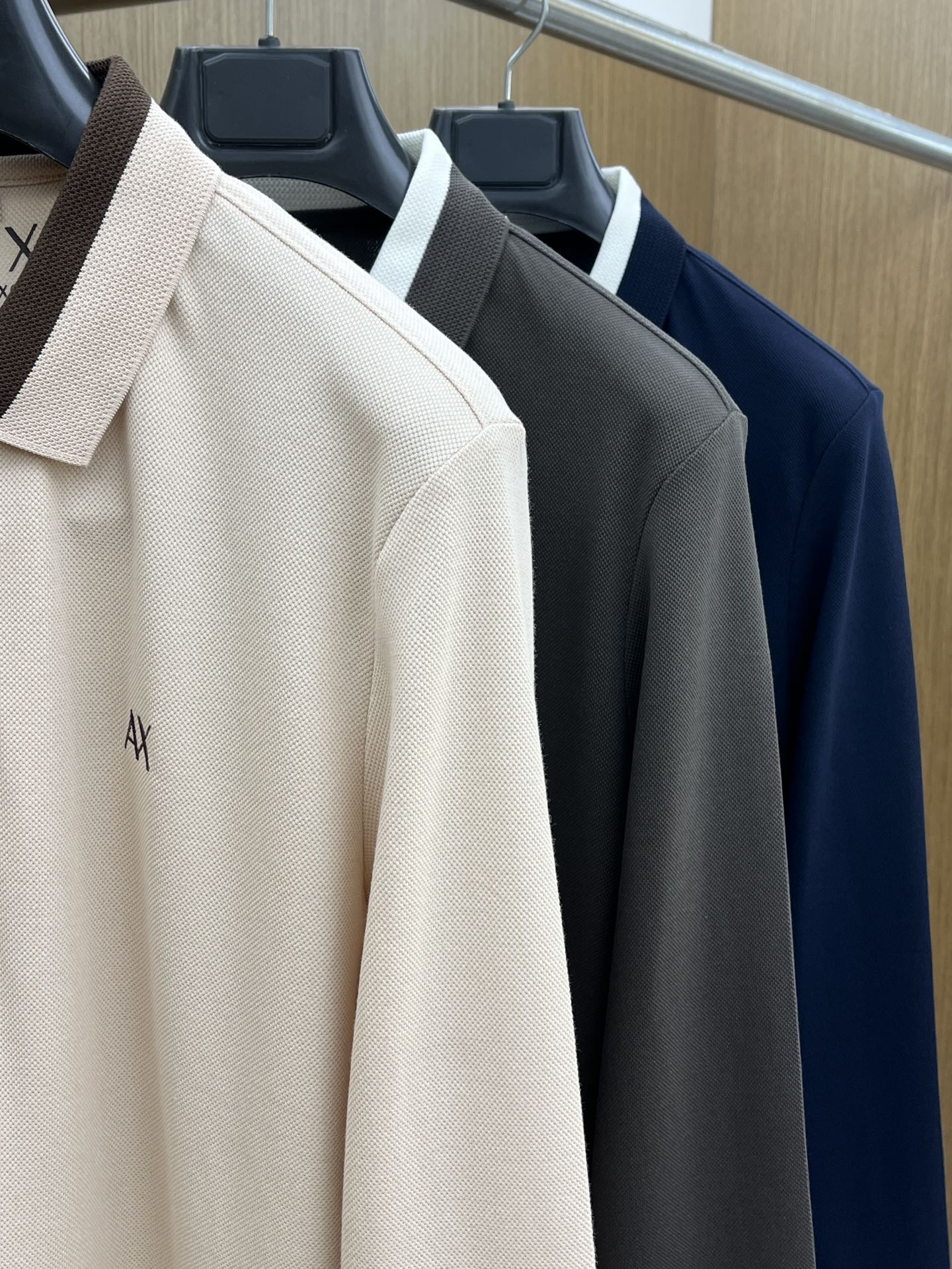 秋冬 AJ 🔥🔥秋冬新款男士标识短袖Polo衫，延续经典商务休闲翻领POLO恤.该款Polo衫采用丝光双