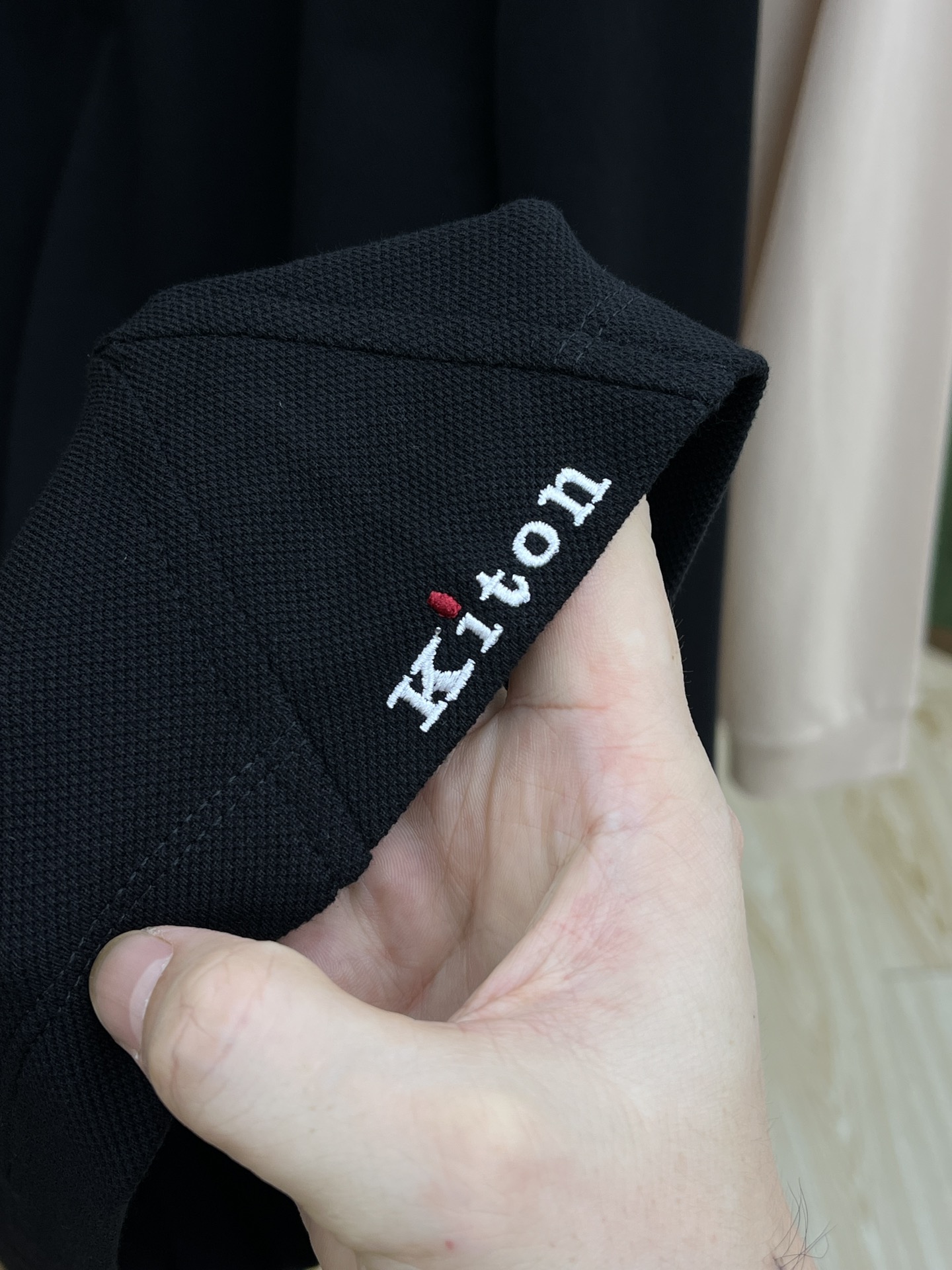 秋冬 Kiton 🔥🔥秋冬新款男士标识短袖Polo衫，延续经典商务休闲翻领POLO恤.该款Polo衫采用