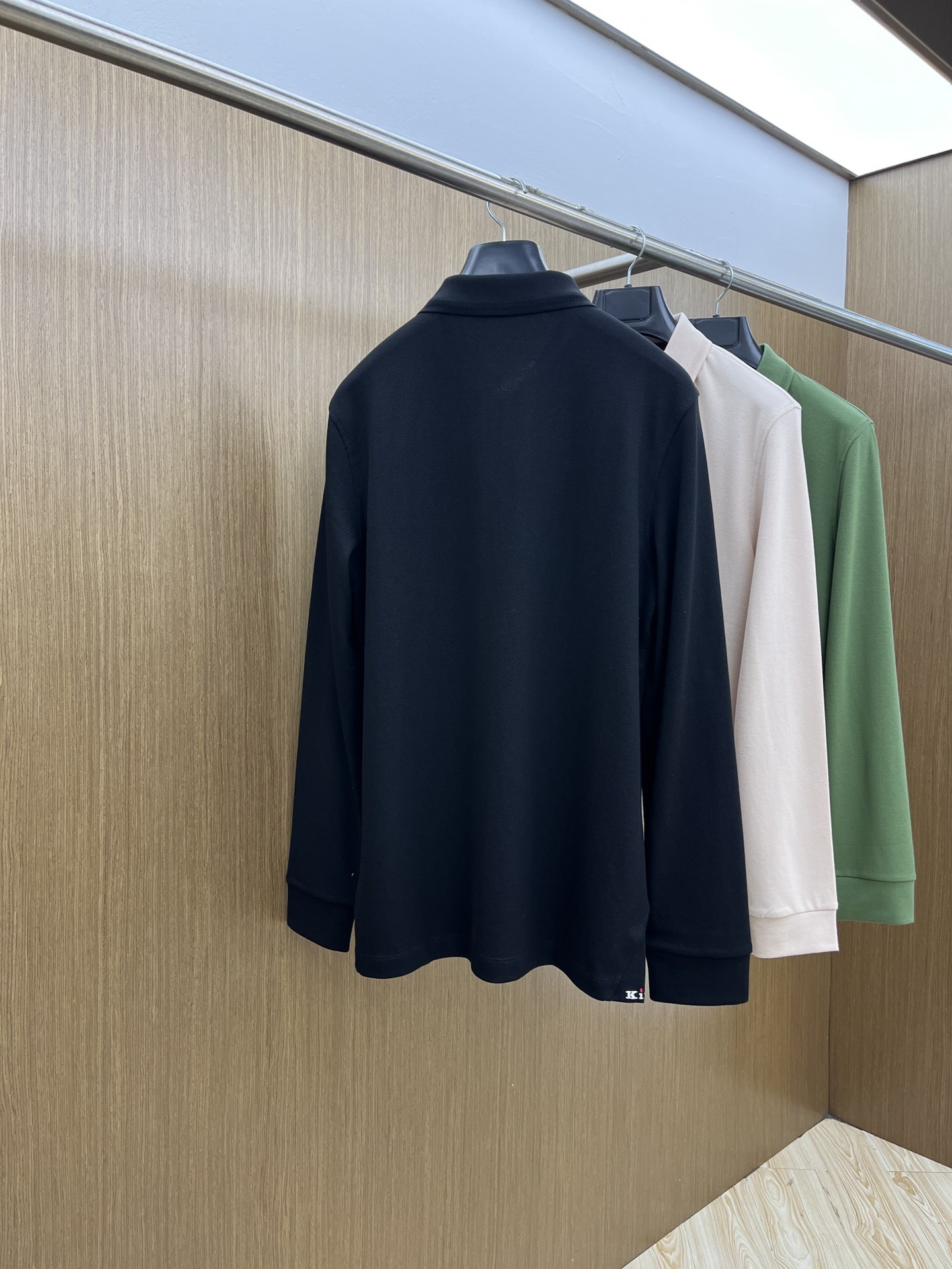 秋冬 Kiton 🔥🔥秋冬新款男士标识短袖Polo衫，延续经典商务休闲翻领POLO恤.该款Polo衫采用