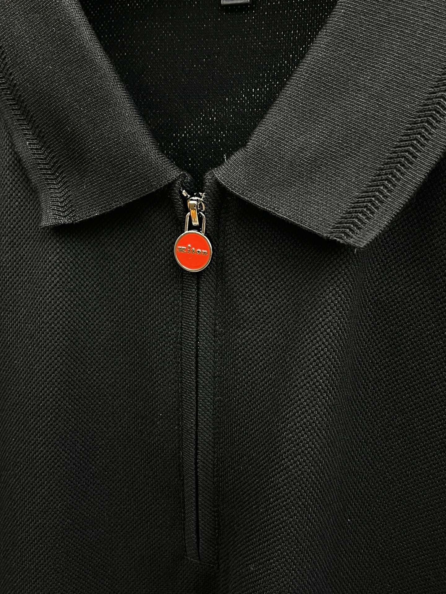 秋冬 Kiton 🔥🔥秋冬新款男士标识短袖Polo衫，延续经典商务休闲翻领POLO恤.该款Polo衫采用