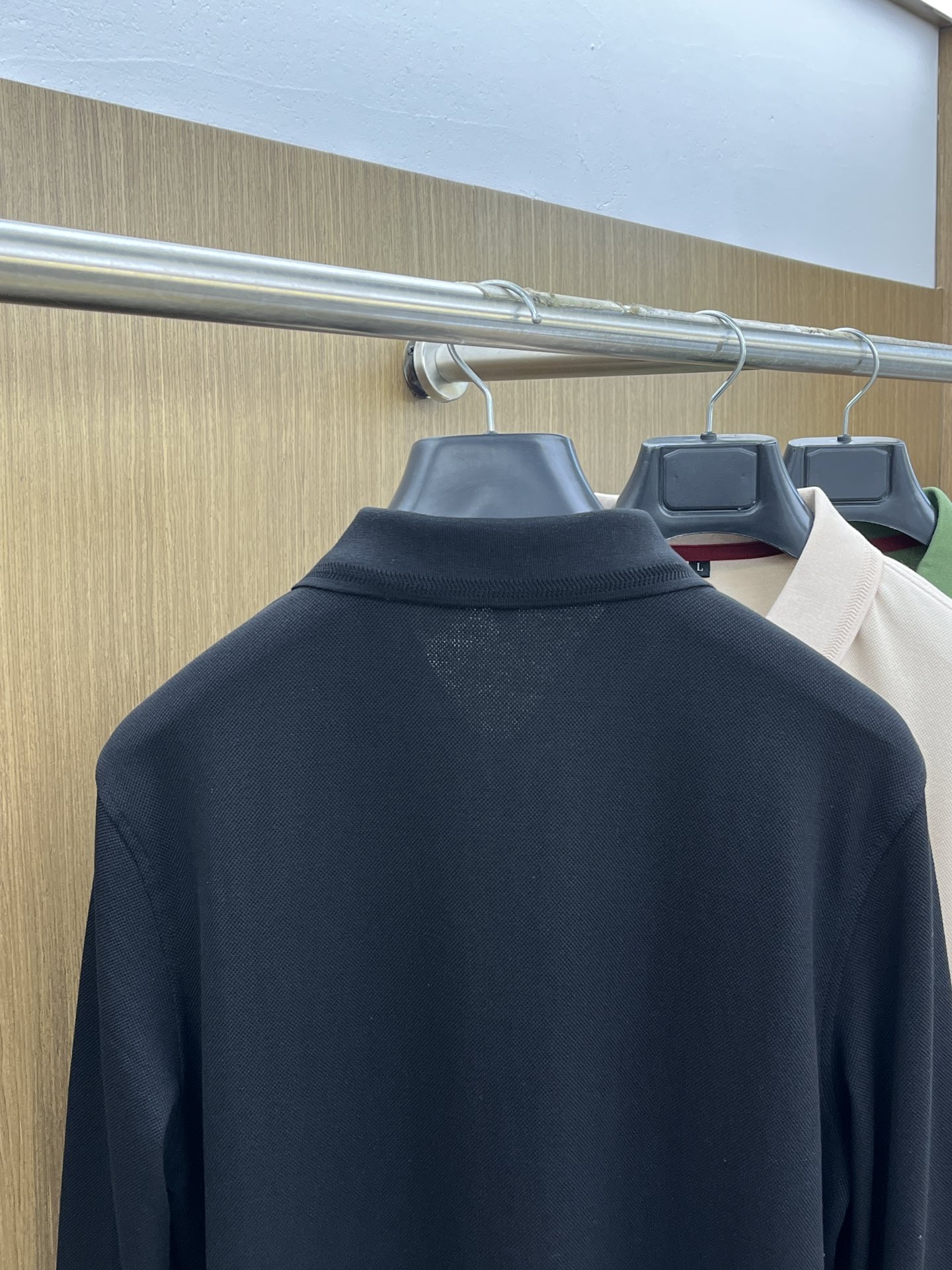 秋冬 Kiton 🔥🔥秋冬新款男士标识短袖Polo衫，延续经典商务休闲翻领POLO恤.该款Polo衫采用