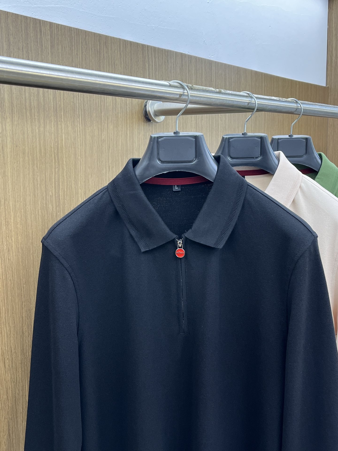 秋冬 Kiton 🔥🔥秋冬新款男士标识短袖Polo衫，延续经典商务休闲翻领POLO恤.该款Polo衫采用