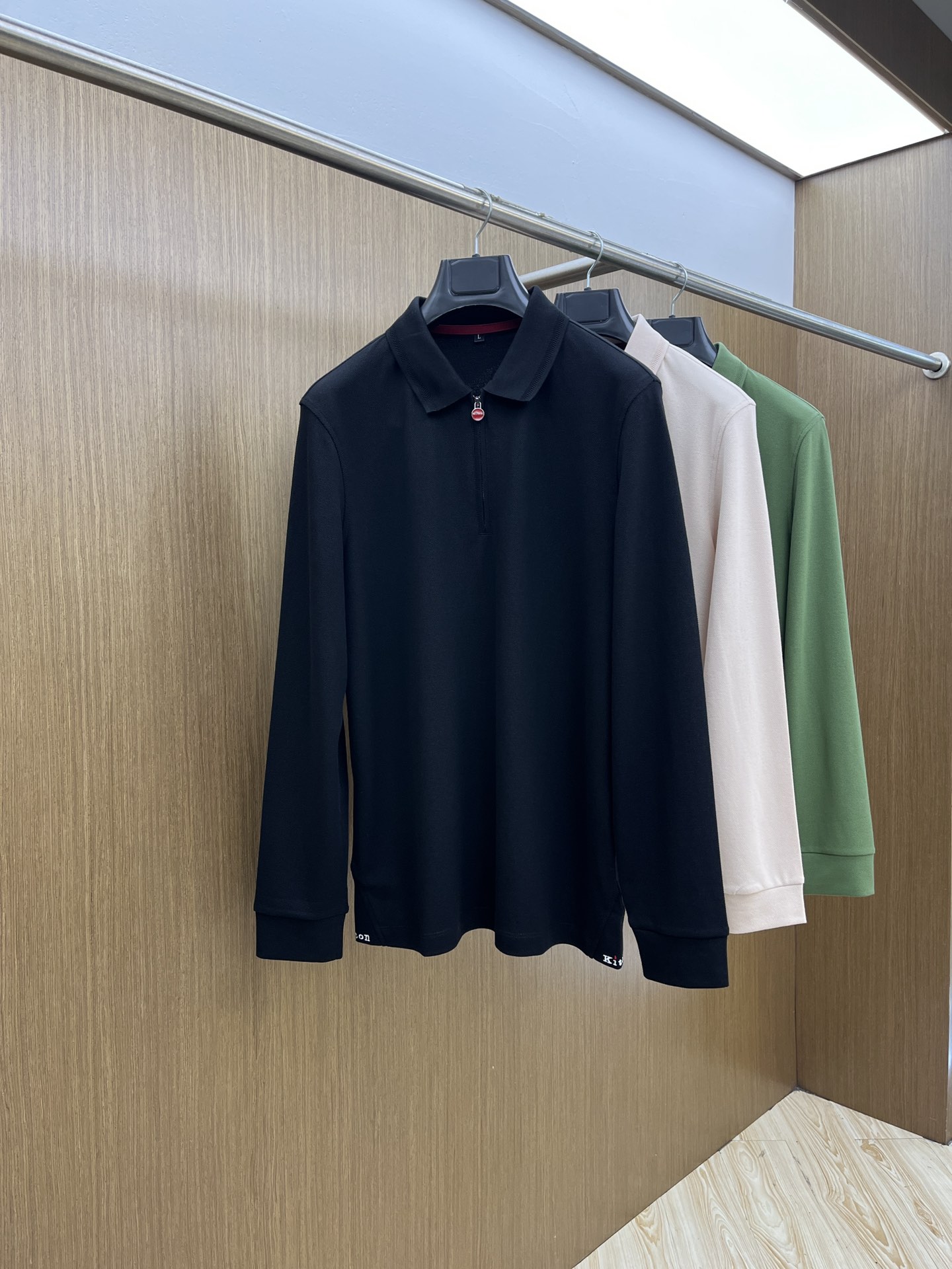 秋冬 Kiton 🔥🔥秋冬新款男士标识短袖Polo衫，延续经典商务休闲翻领POLO恤.该款Polo衫采用