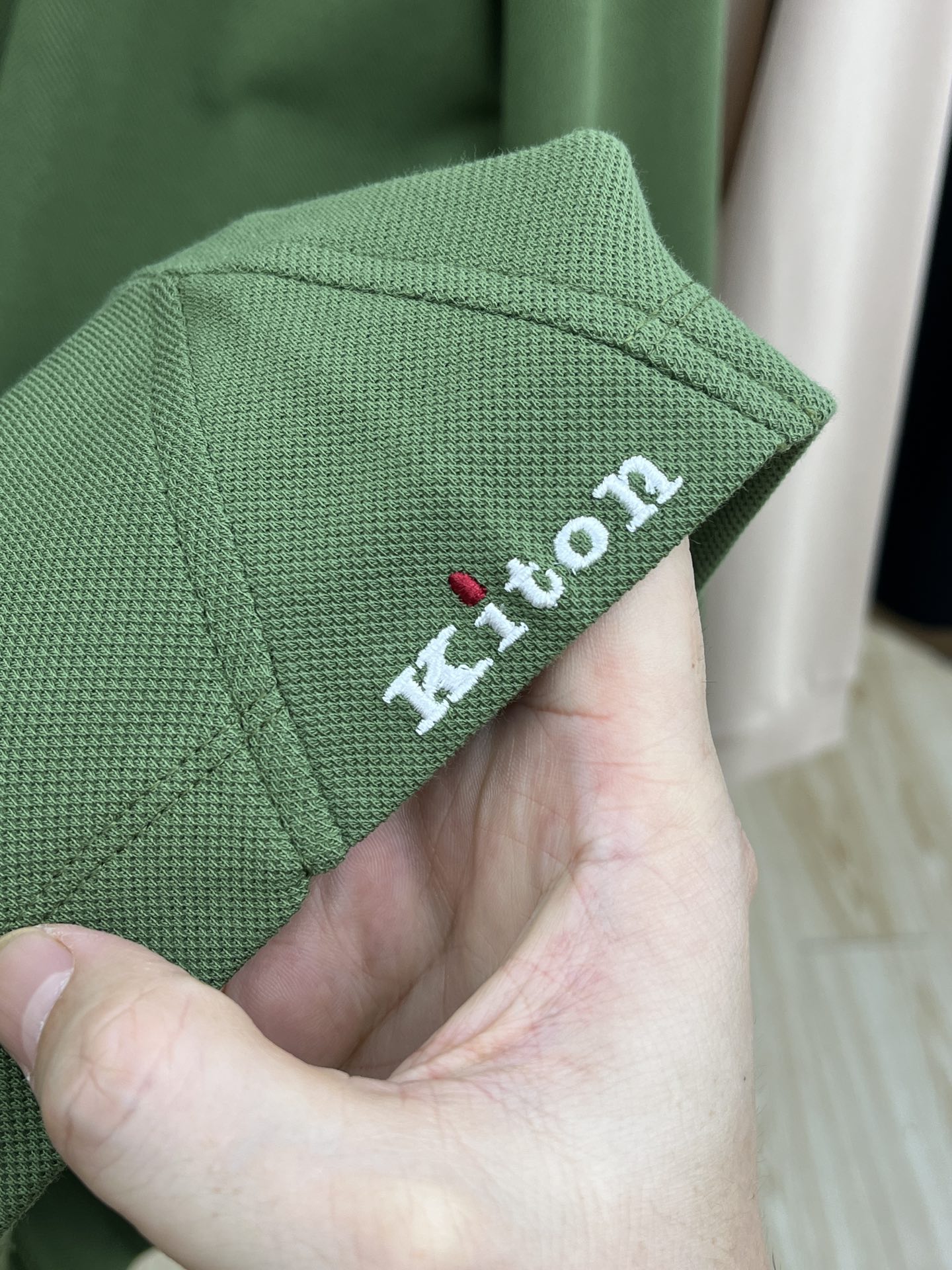 秋冬 Kiton 🔥🔥秋冬新款男士标识短袖Polo衫，延续经典商务休闲翻领POLO恤.该款Polo衫采用