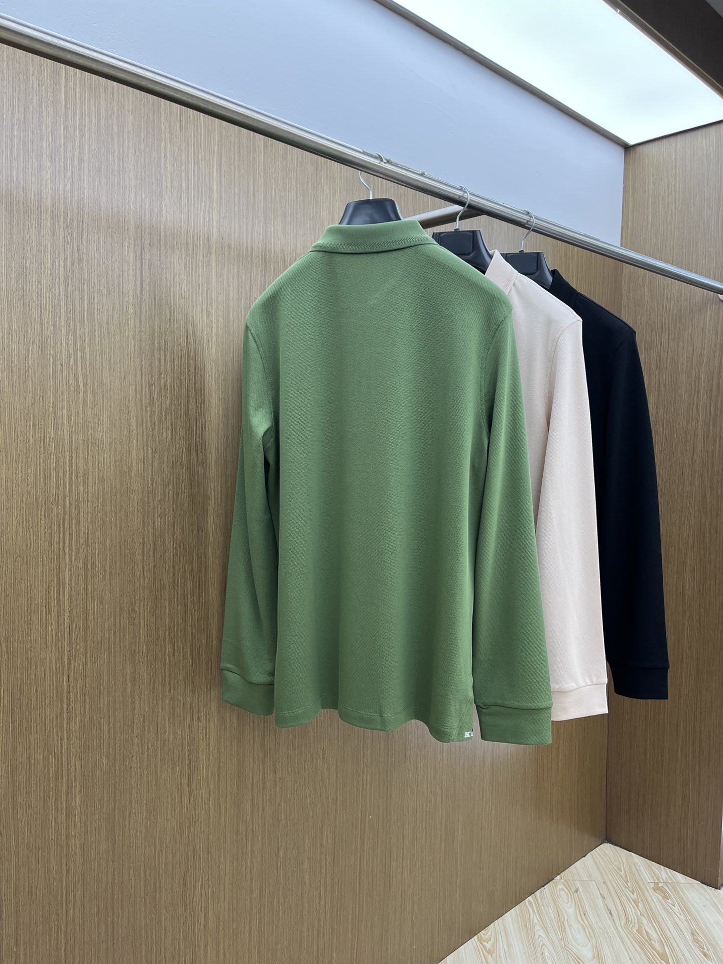 秋冬 Kiton 🔥🔥秋冬新款男士标识短袖Polo衫，延续经典商务休闲翻领POLO恤.该款Polo衫采用