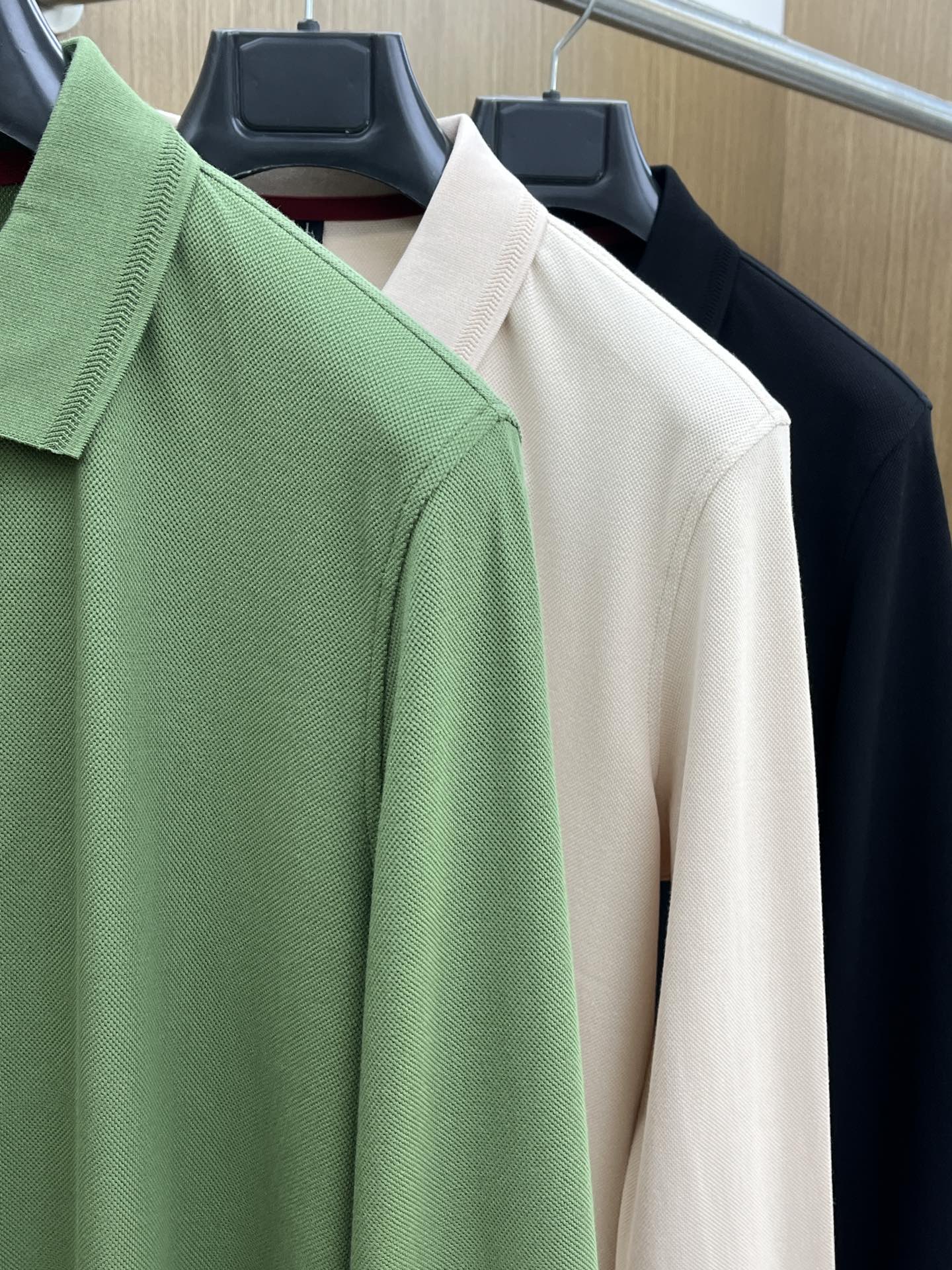 秋冬 Kiton 🔥🔥秋冬新款男士标识短袖Polo衫，延续经典商务休闲翻领POLO恤.该款Polo衫采用