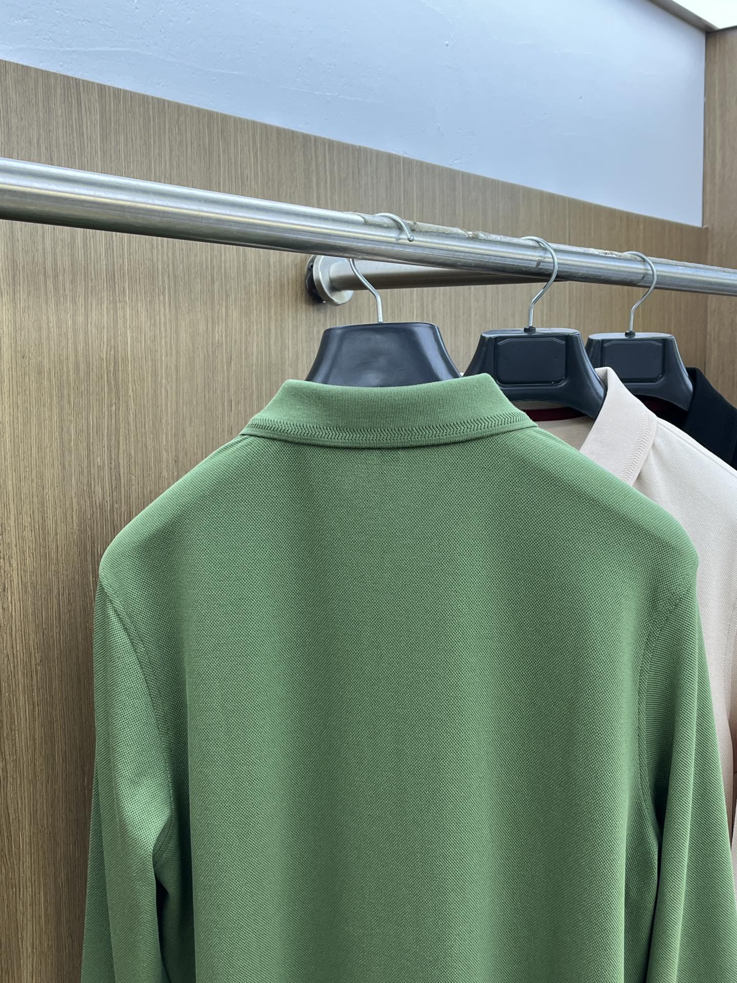 秋冬 Kiton 🔥🔥秋冬新款男士标识短袖Polo衫，延续经典商务休闲翻领POLO恤.该款Polo衫采用