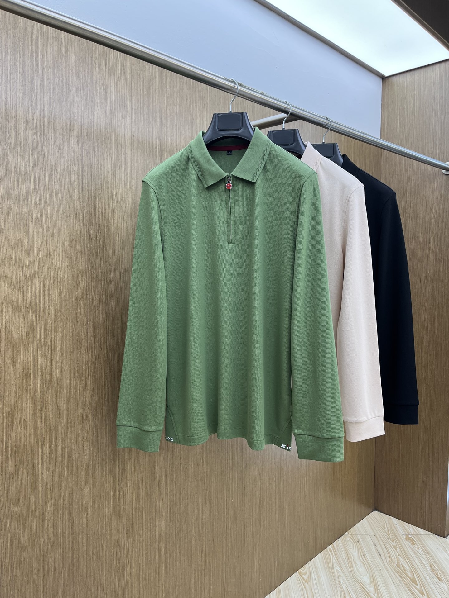 秋冬 Kiton 🔥🔥秋冬新款男士标识短袖Polo衫，延续经典商务休闲翻领POLO恤.该款Polo衫采用