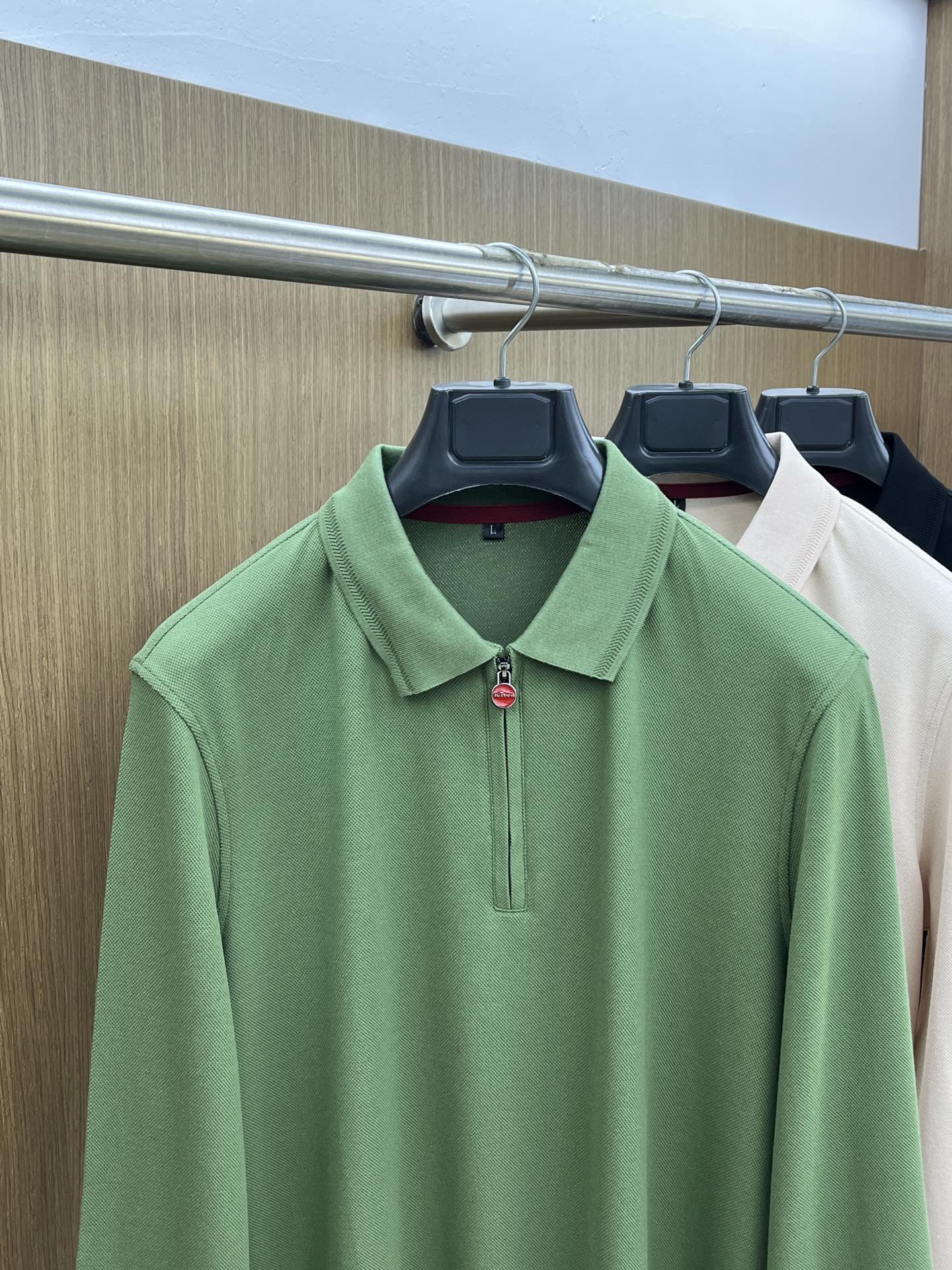 秋冬 Kiton 🔥🔥秋冬新款男士标识短袖Polo衫，延续经典商务休闲翻领POLO恤.该款Polo衫采用