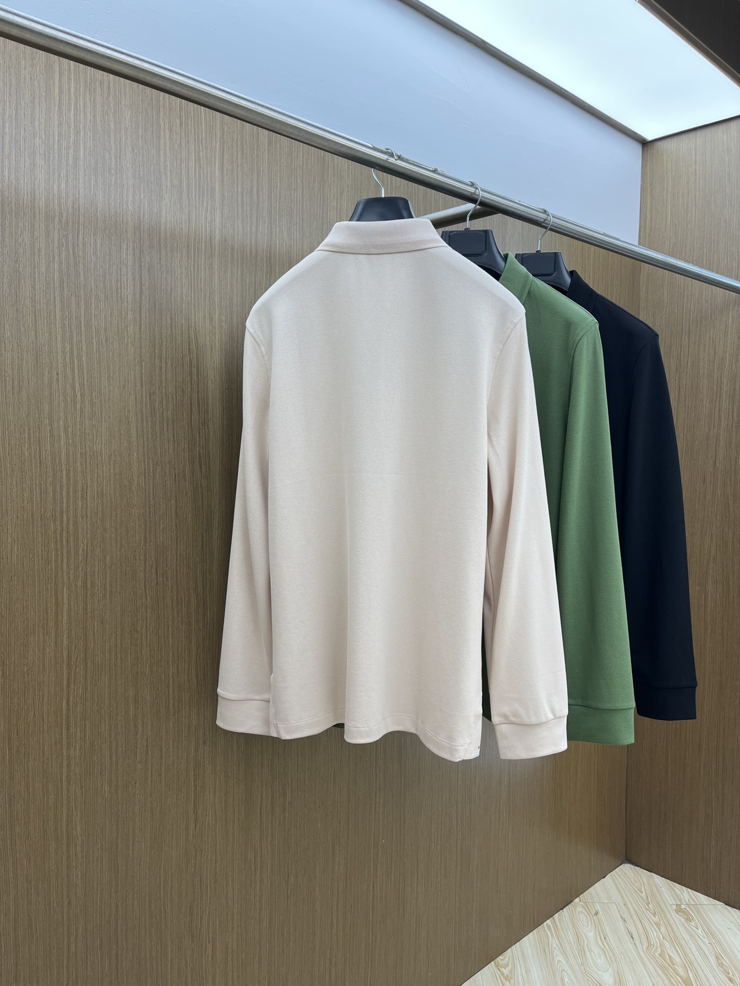 秋冬 Kiton 🔥🔥秋冬新款男士标识短袖Polo衫，延续经典商务休闲翻领POLO恤.该款Polo衫采用