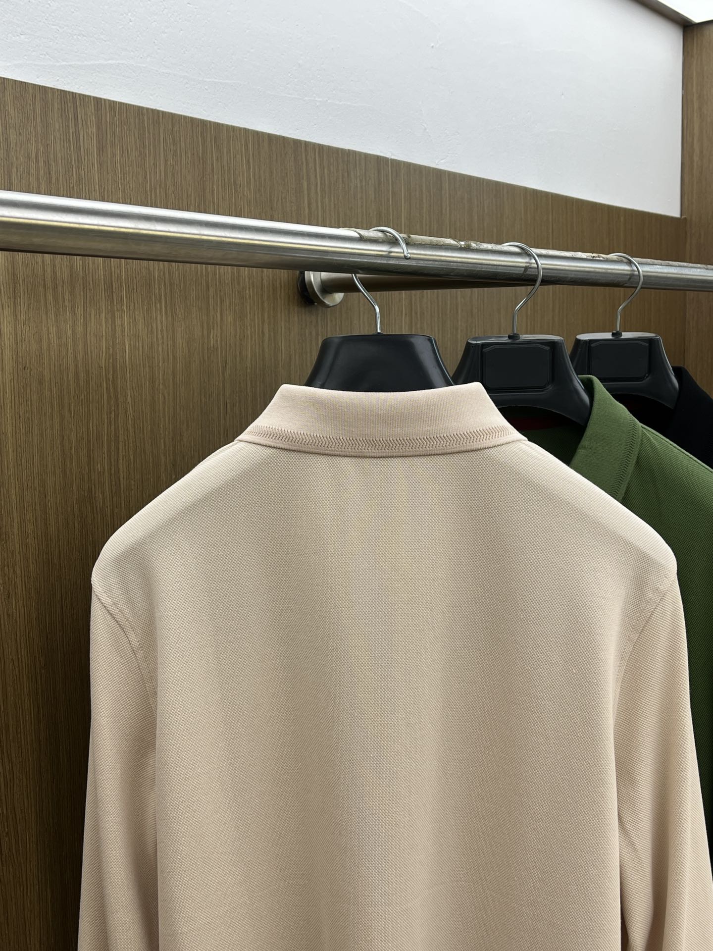 秋冬 Kiton 🔥🔥秋冬新款男士标识短袖Polo衫，延续经典商务休闲翻领POLO恤.该款Polo衫采用