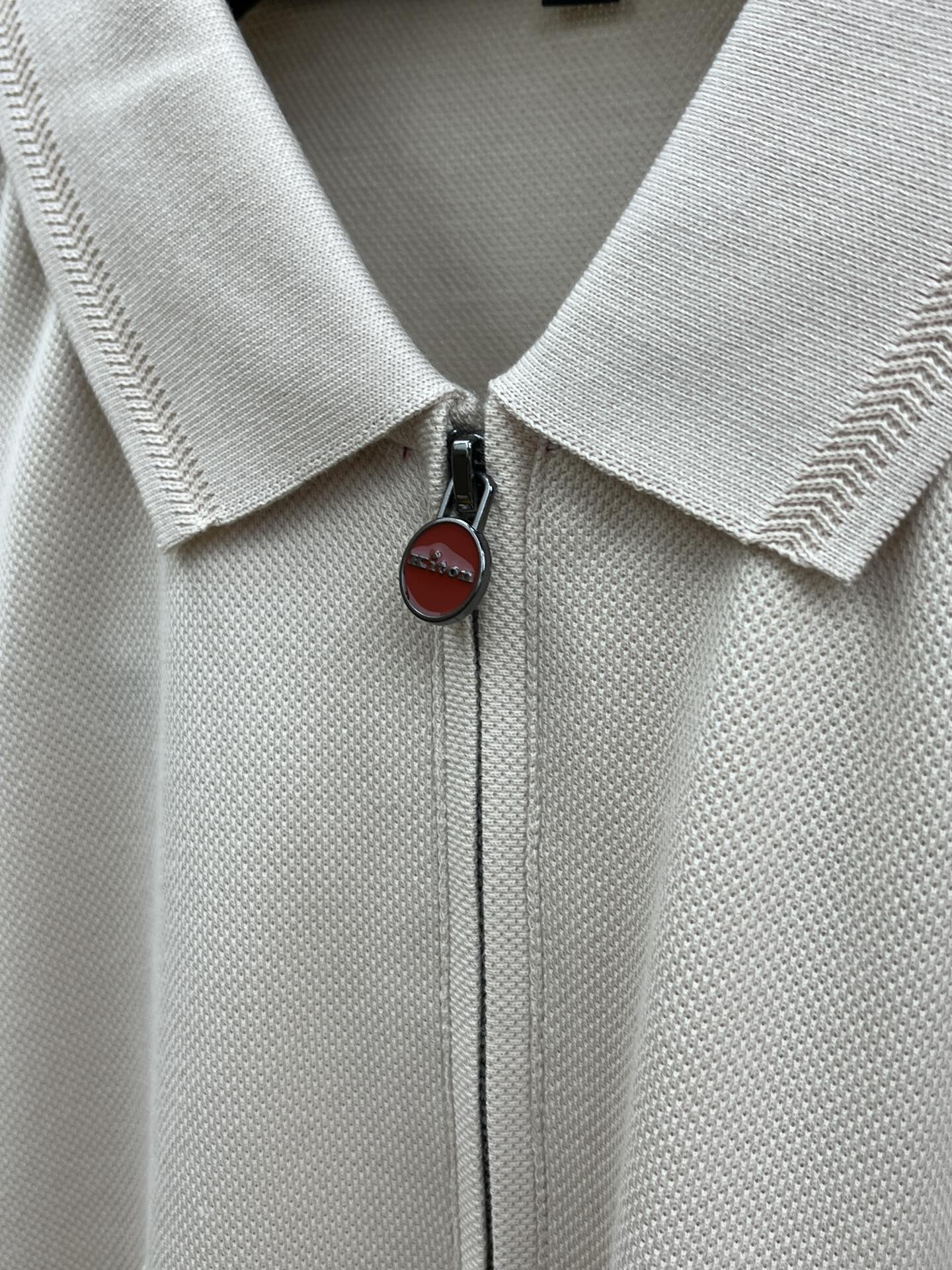 秋冬 Kiton 🔥🔥秋冬新款男士标识短袖Polo衫，延续经典商务休闲翻领POLO恤.该款Polo衫采用