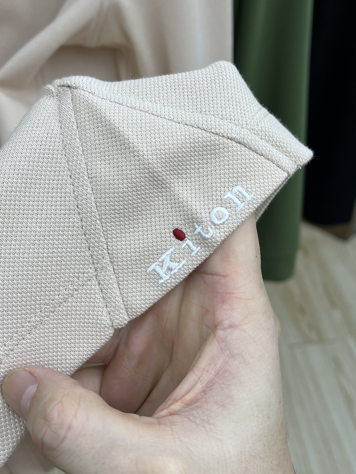 秋冬 Kiton 🔥🔥秋冬新款男士标识短袖Polo衫，延续经典商务休闲翻领POLO恤.该款Polo衫采用