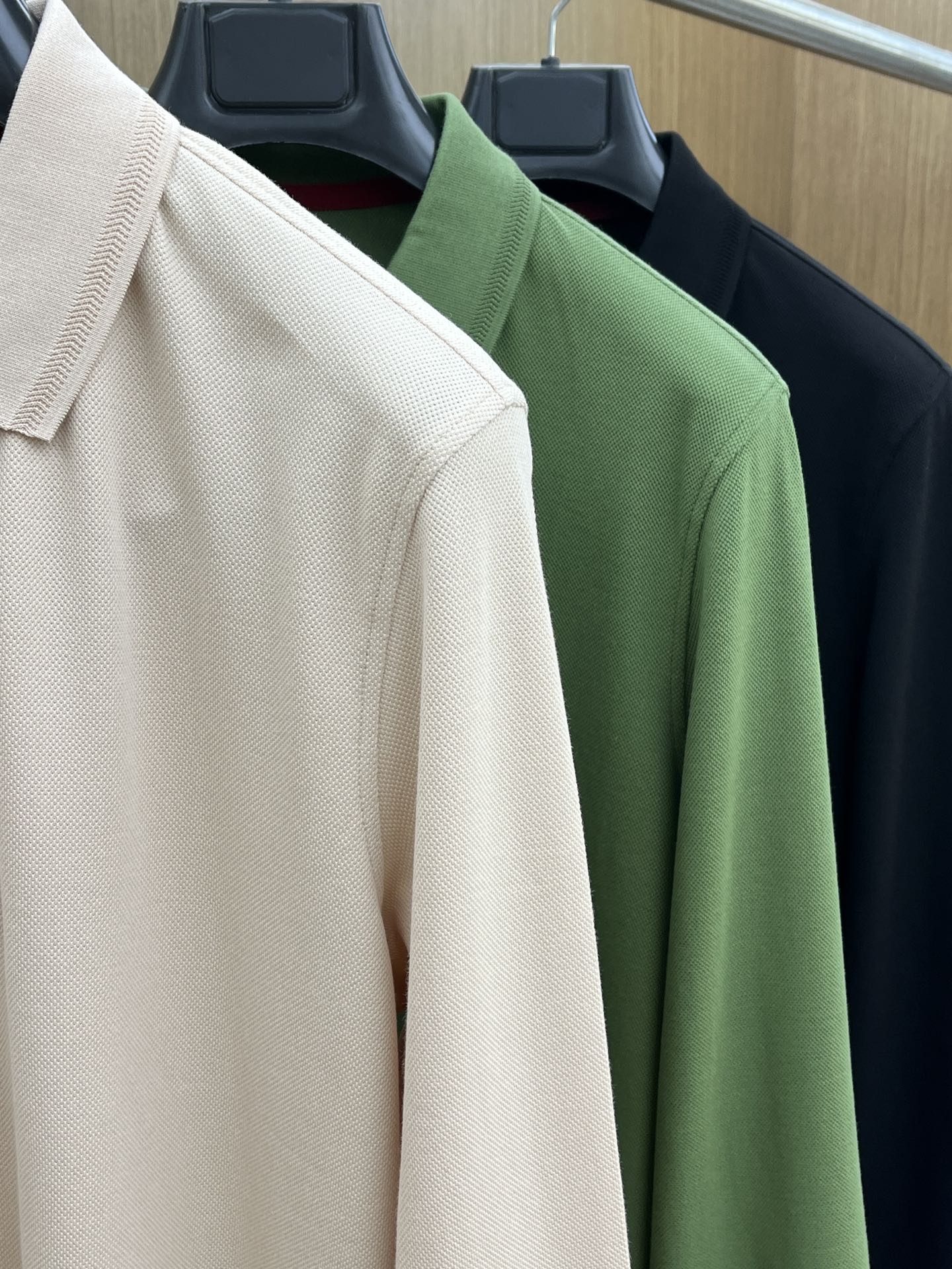 秋冬 Kiton 🔥🔥秋冬新款男士标识短袖Polo衫，延续经典商务休闲翻领POLO恤.该款Polo衫采用