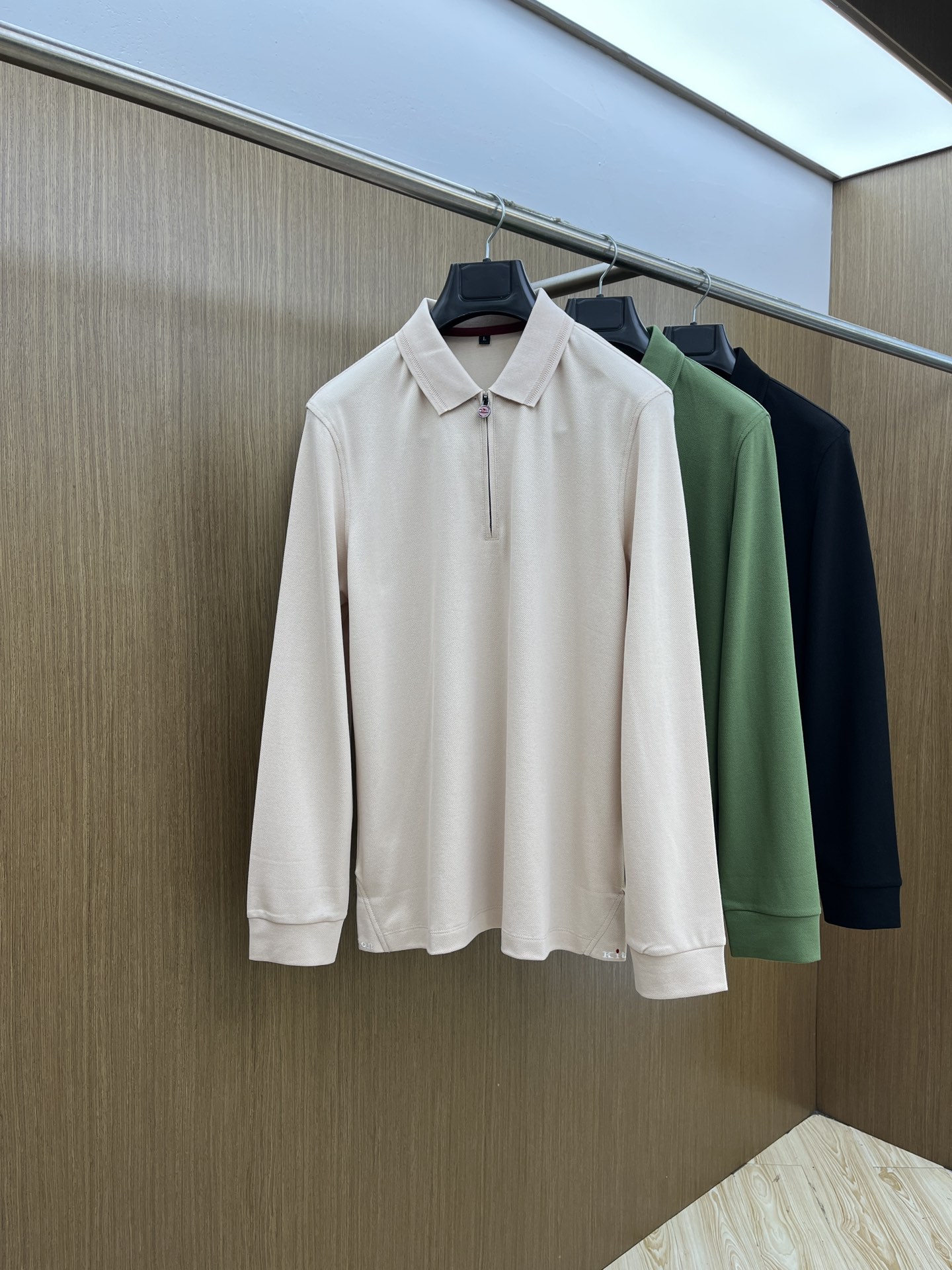 NO:478140,Autumn and Winter Kiton's new logo short-sleeved polo shirt for men in autumn and winter continues the classic business casual lapel POLO shirt. This Polo shirt is made of mercerized double-sided cotton bead floor fabric, and the timeless design can transcend fashion trends. The classic style, the brand LOGO three-dimensional and unique, making the overall more detailed. The combination style, the fabric is made of all-cotton beaded material, jnb is comfortable, skin-friendly, breathable, and is very practical for commuting and leisure. Highly recommended. Size M-3XL, T-shirt, alexander wang19860909秋冬 Kiton 秋冬新款男士标识短袖polo衫,延续经典商务休闲翻领POLO恤.该款Polo衫采用丝光双面棉质珠地面料制成,隽永设计可跨越时尚潮流.经典款型,品牌LOGO立体别致,让整体更具细节感 合体的版型,面料采用全棉珠地料,jnb舒适,亲肤,透气好,平时通勤休闲都很实穿的一款 强烈推荐. 尺码M-3XL,,T-shirt,alexander wang,Men's clothing