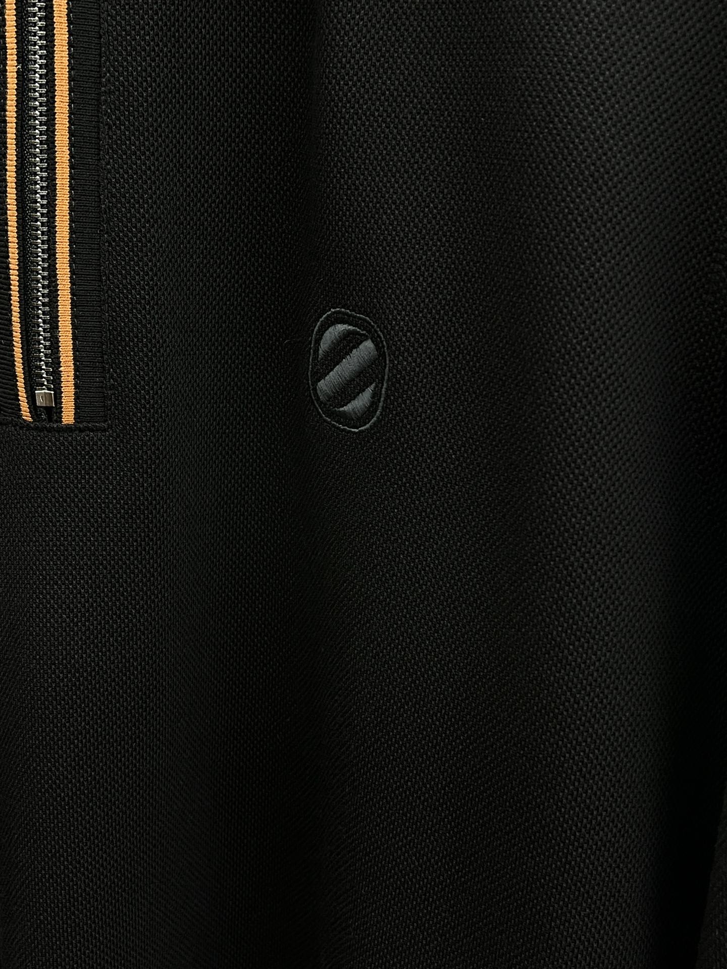 秋冬 ZZ 🔥🔥秋冬新款男士标识短袖Polo衫，延续经典商务休闲翻领POLO恤.该款Polo衫采用丝光双