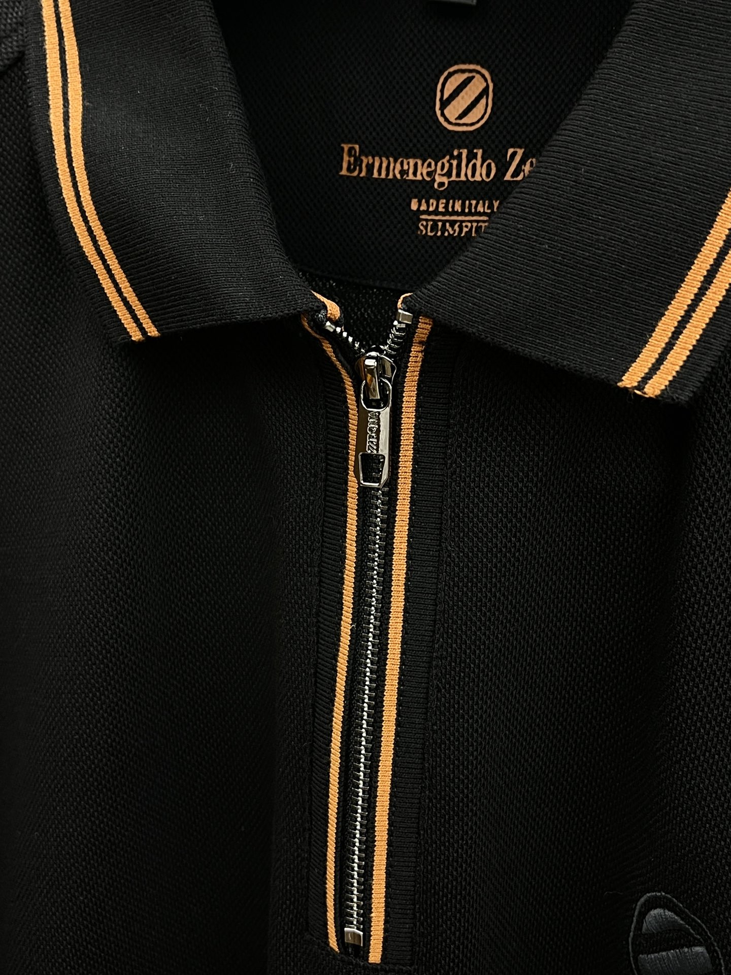 秋冬 ZZ 🔥🔥秋冬新款男士标识短袖Polo衫，延续经典商务休闲翻领POLO恤.该款Polo衫采用丝光双