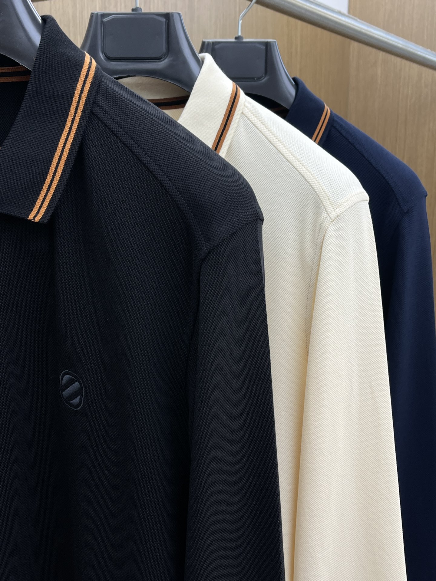 秋冬 ZZ 🔥🔥秋冬新款男士标识短袖Polo衫，延续经典商务休闲翻领POLO恤.该款Polo衫采用丝光双