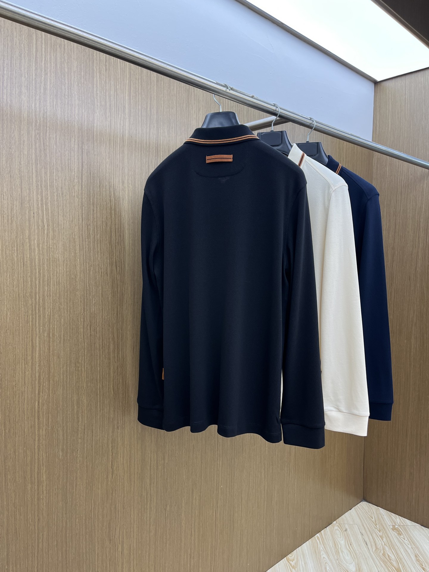 秋冬 ZZ 🔥🔥秋冬新款男士标识短袖Polo衫，延续经典商务休闲翻领POLO恤.该款Polo衫采用丝光双