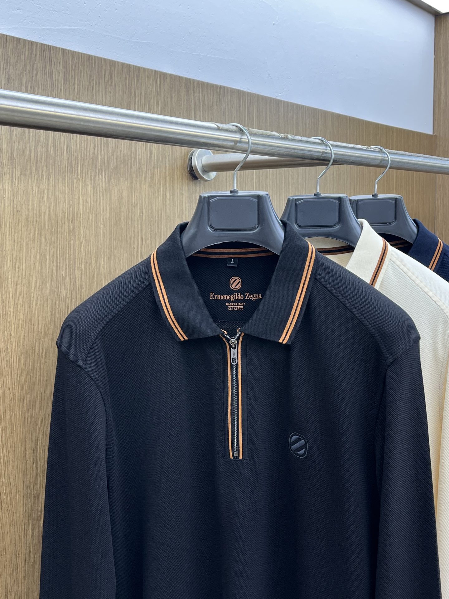 秋冬 ZZ 🔥🔥秋冬新款男士标识短袖Polo衫，延续经典商务休闲翻领POLO恤.该款Polo衫采用丝光双